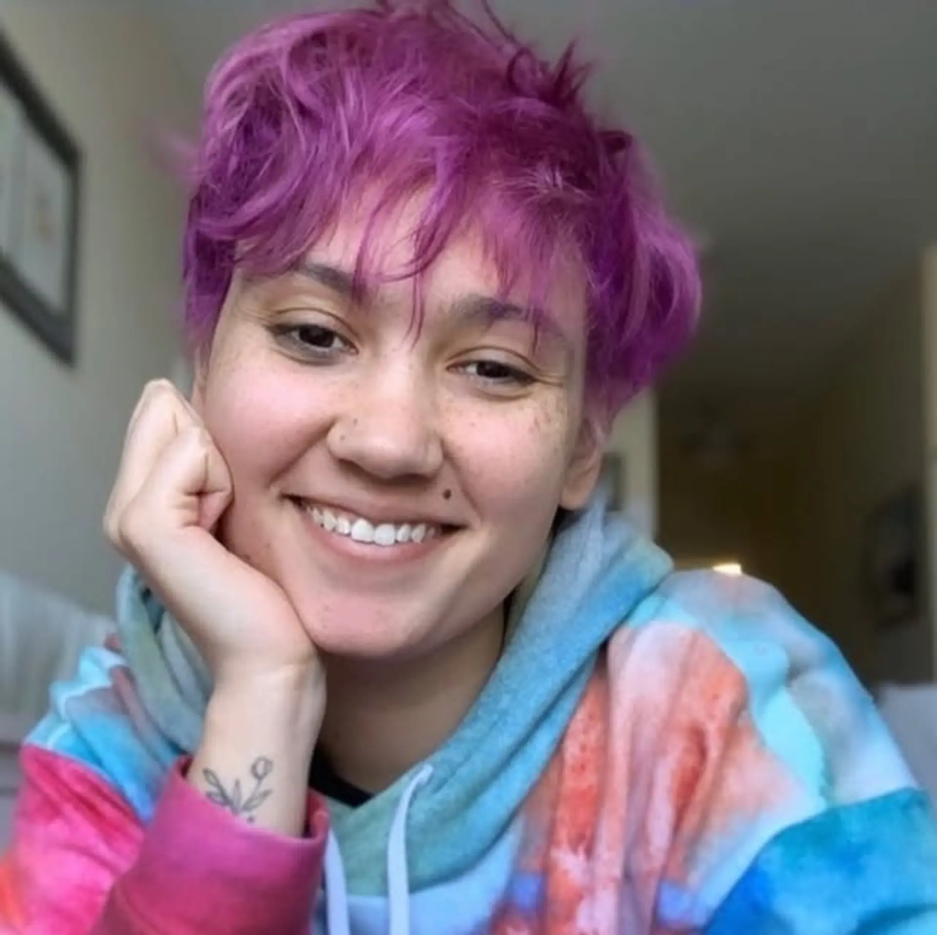 A short, textured pixie cut with a vibrant fantasy color. 1