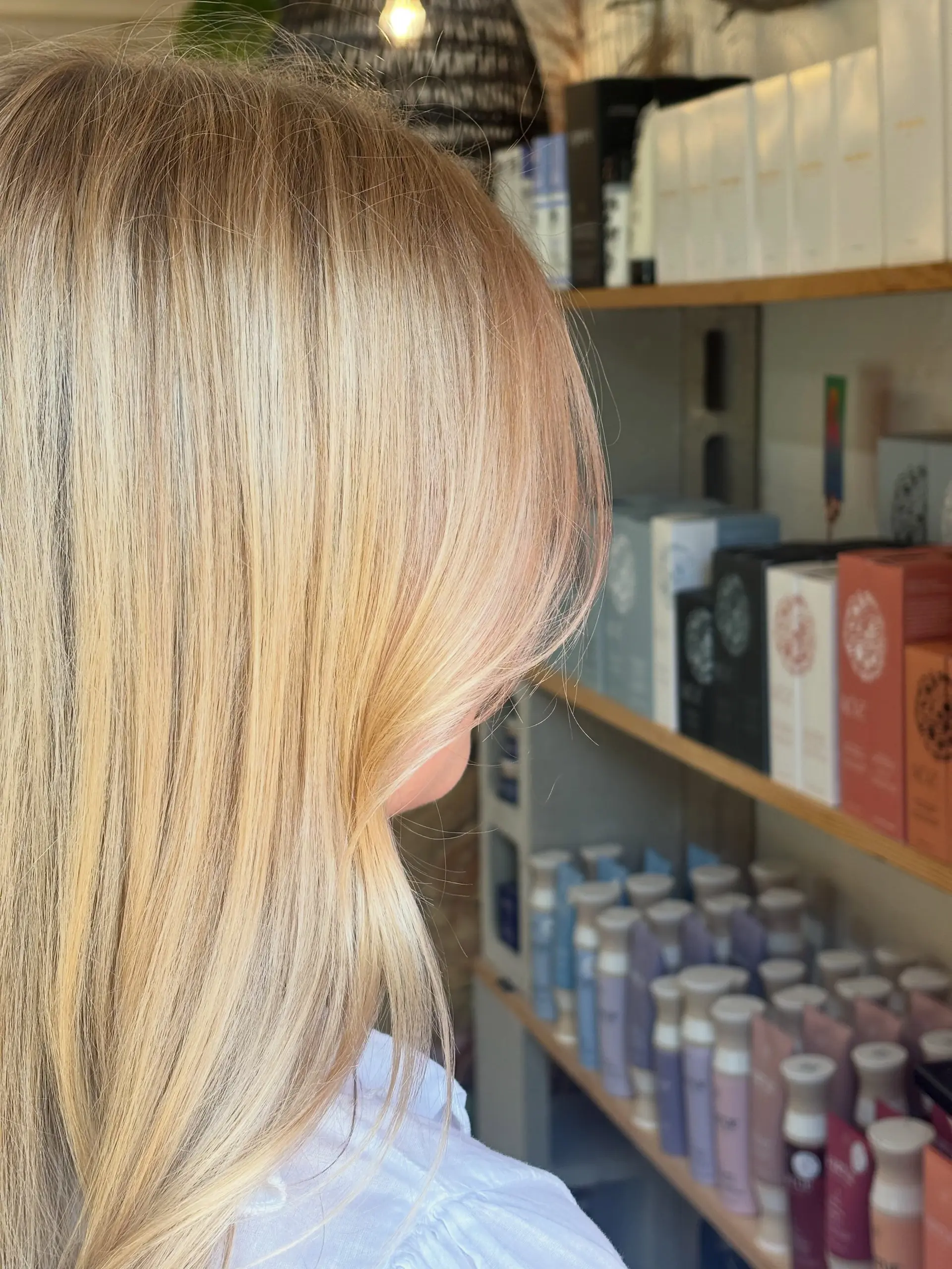 Straight, smooth hair featuring seamless, multi-dimensional warm blonde highlights with a natural blend. 1