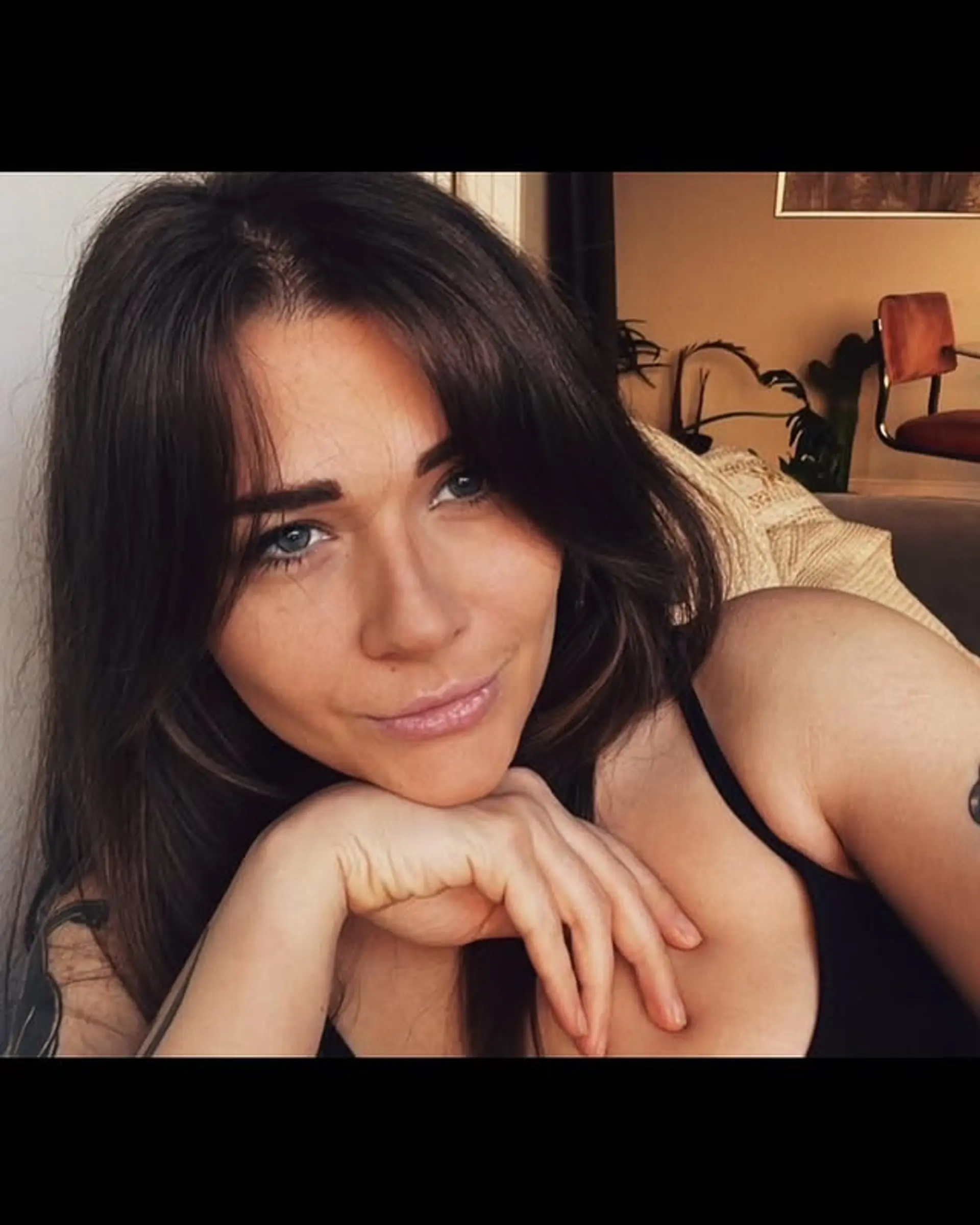 Long hair with subtle layers and face-framing bangs. 1