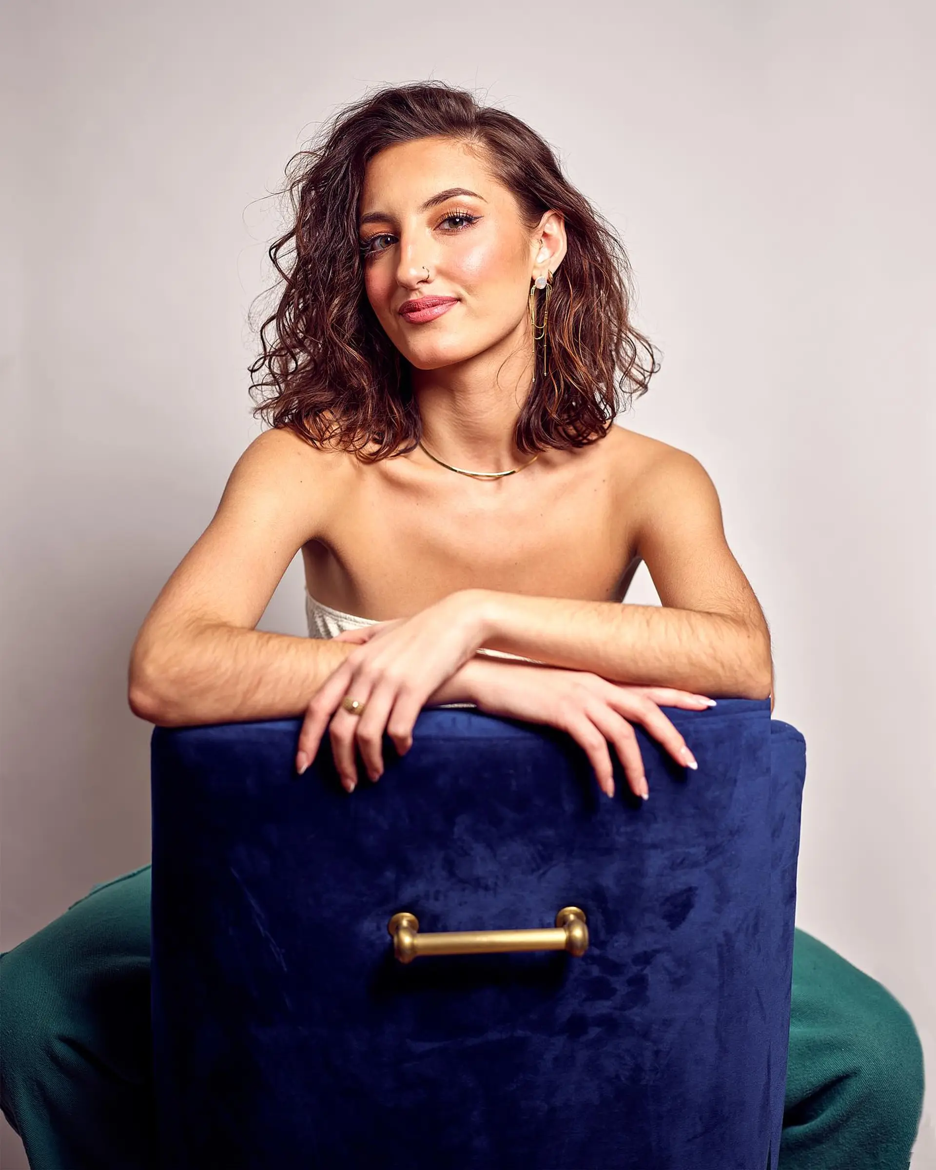 Shoulder-length textured cut styled with voluminous, defined curls and an effortless deep side part. 1