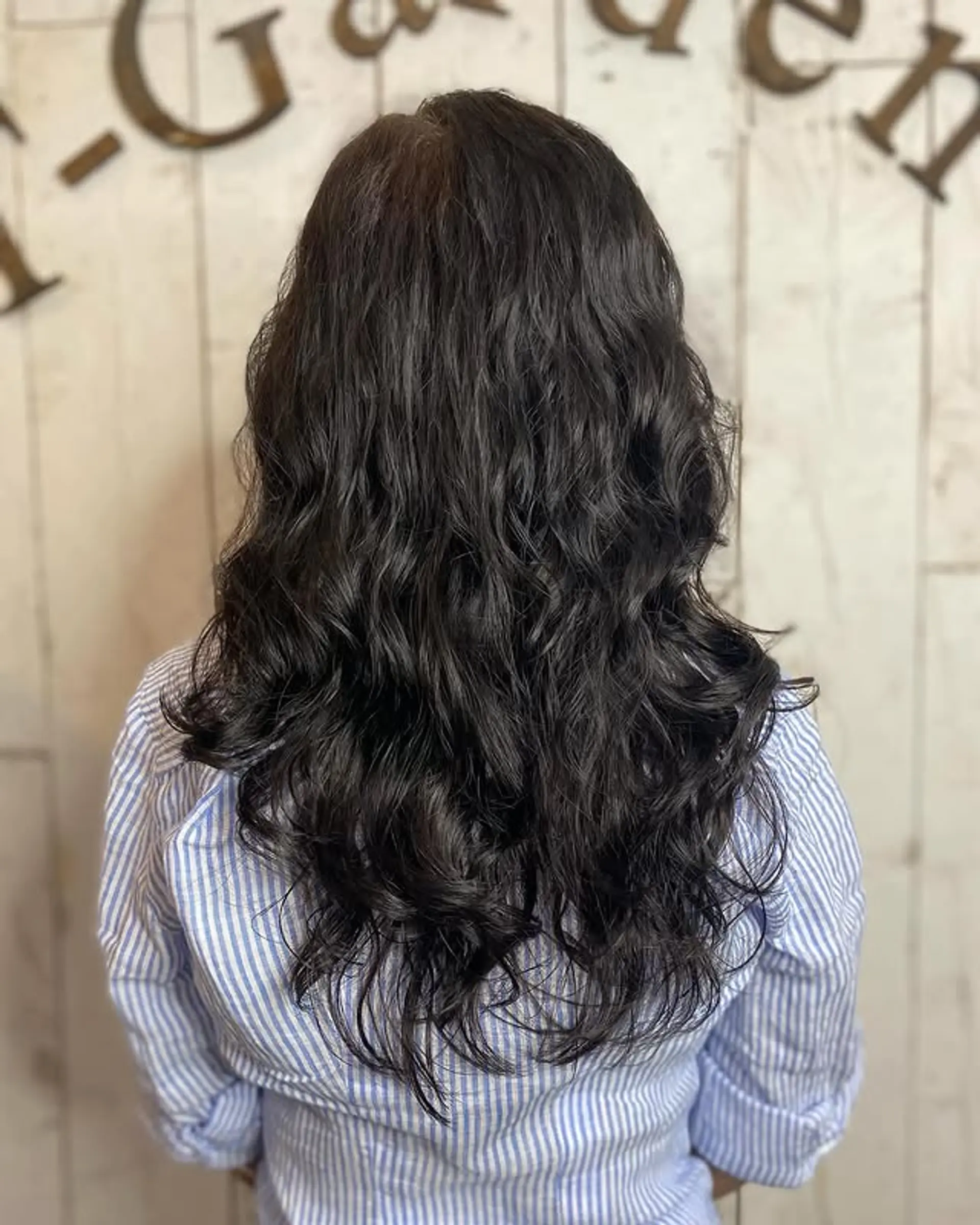 Long, natural looking wavy hairstyle with textured ends. 1