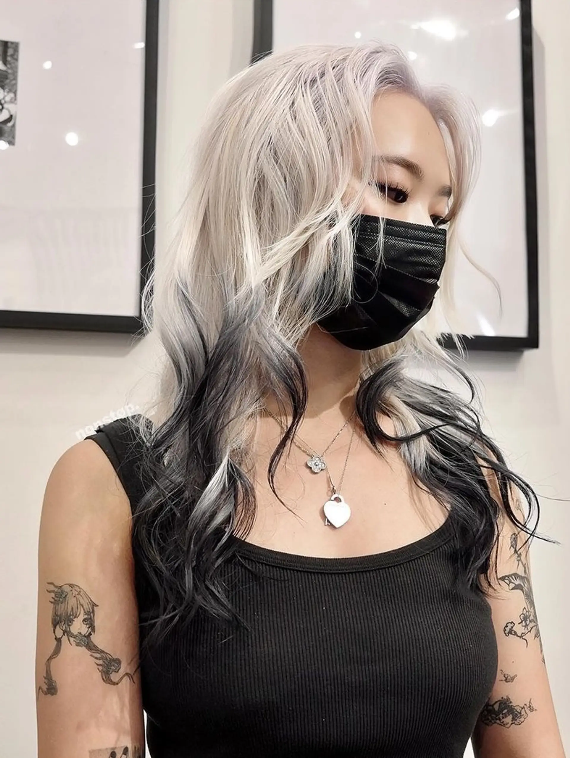 A dual-tone, wavy hairstyle featuring platinum blonde at the top and deep black at the bottom, with long, cascading curls. 🪶 Hair by @v1ce0501 🪶 2