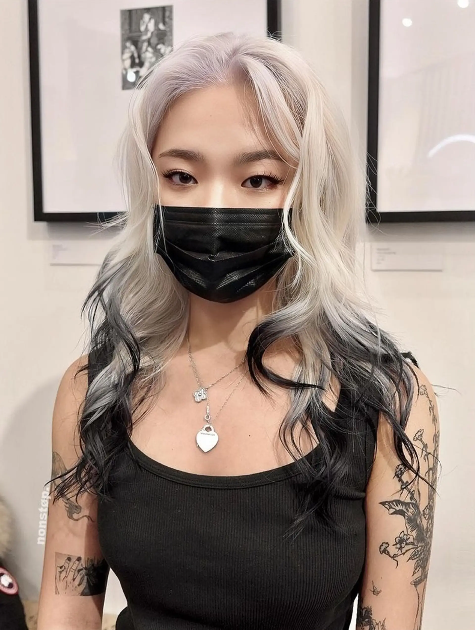 A dual-tone, wavy hairstyle featuring platinum blonde at the top and deep black at the bottom, with long, cascading curls. 🪶 Hair by @v1ce0501 🪶 1