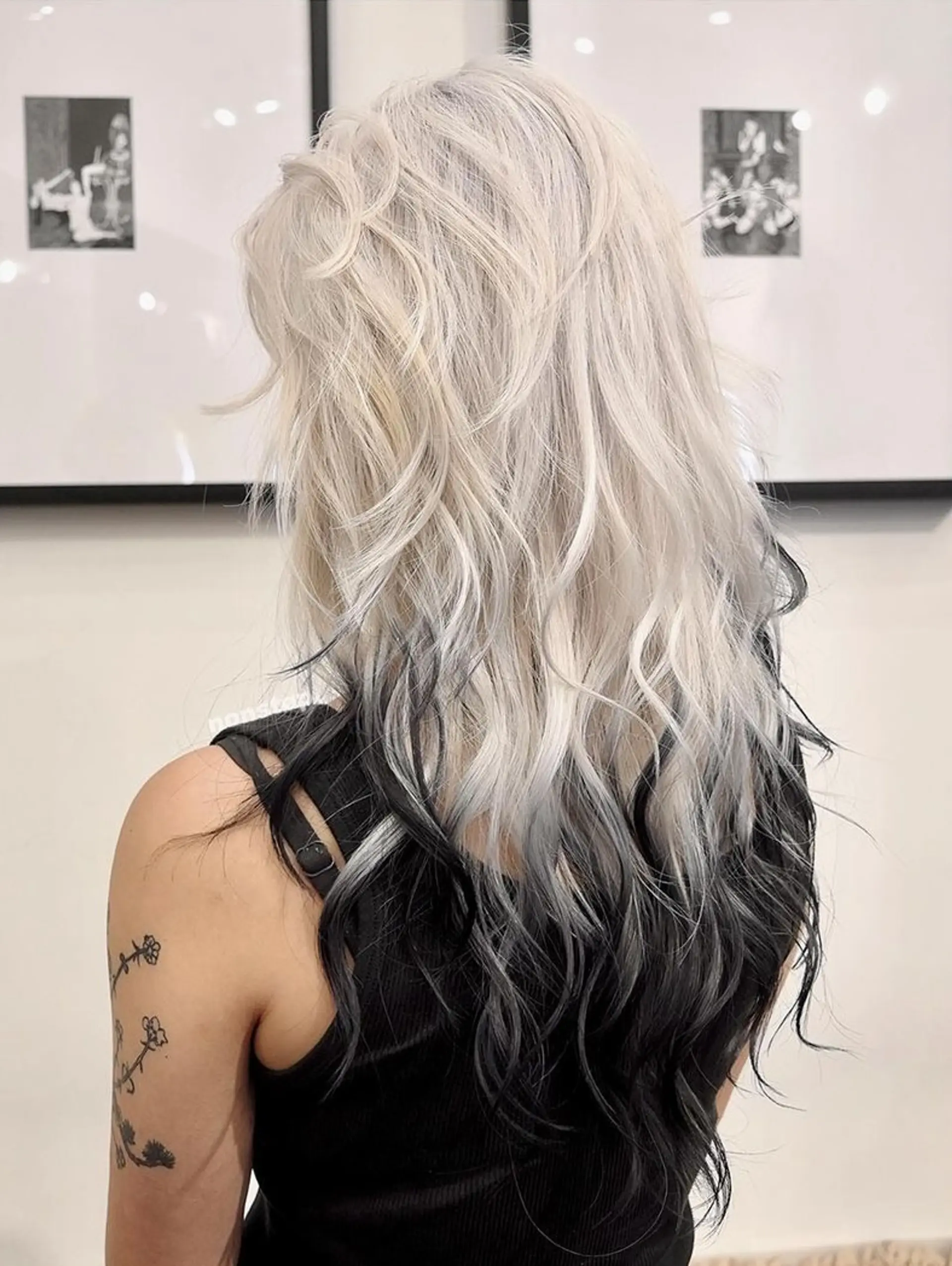 A dual-tone, wavy hairstyle featuring platinum blonde at the top and deep black at the bottom, with long, cascading curls. 🪶 Hair by @v1ce0501 🪶 3