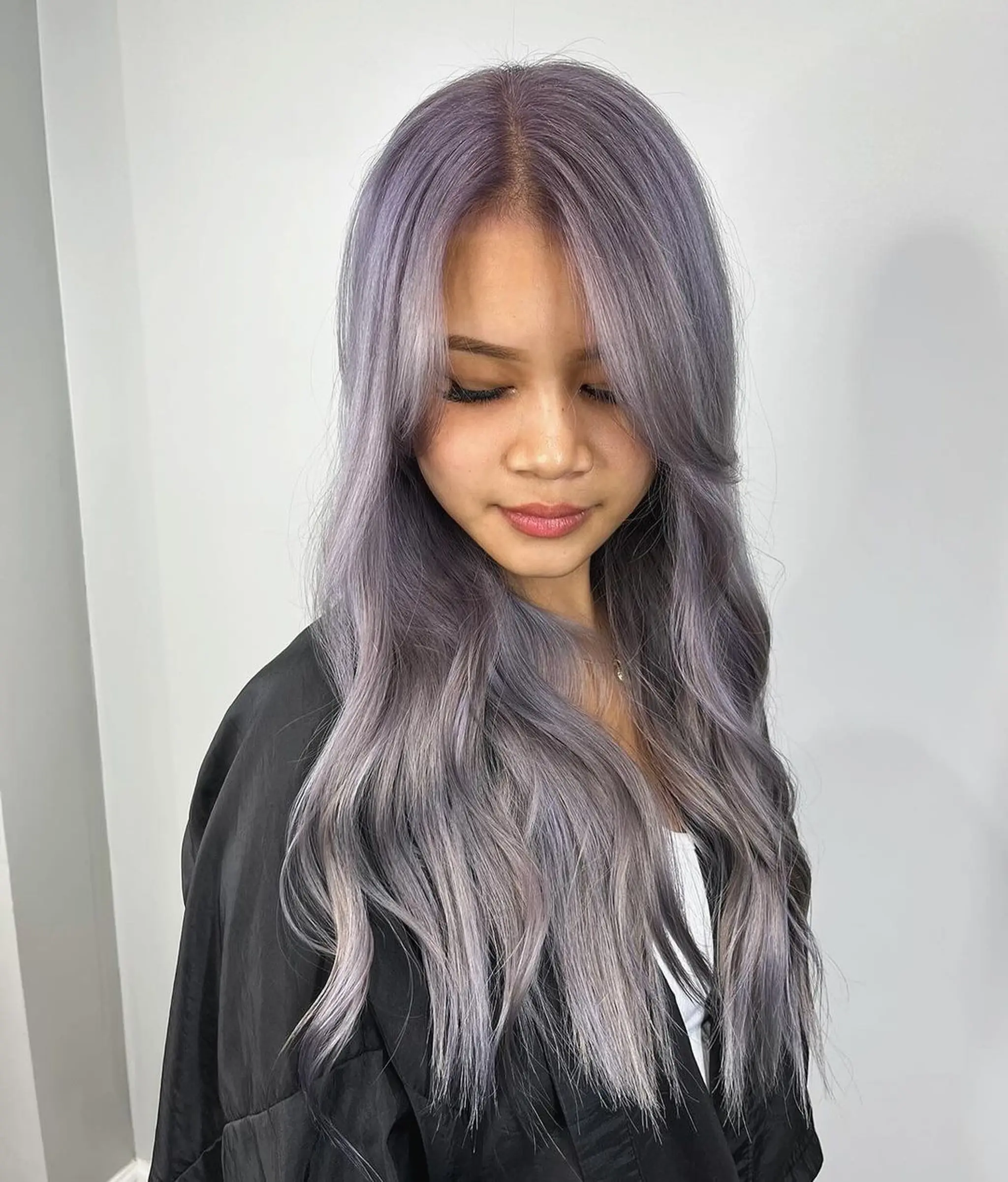 Long, wavy hair in a lavender to silver gradient.
Stylist - @xcellent_jason