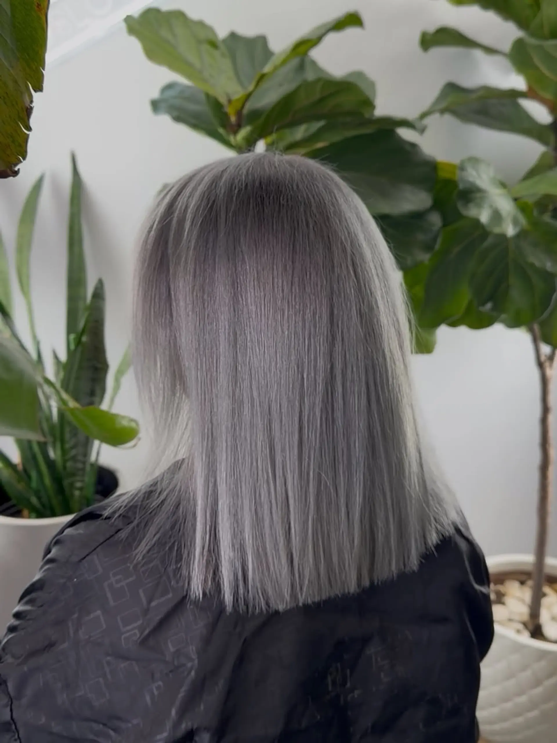 A sharp, blunt-cut lob (long bob) featuring a perfectly straight finish that highlights the clean line of the ends. 1