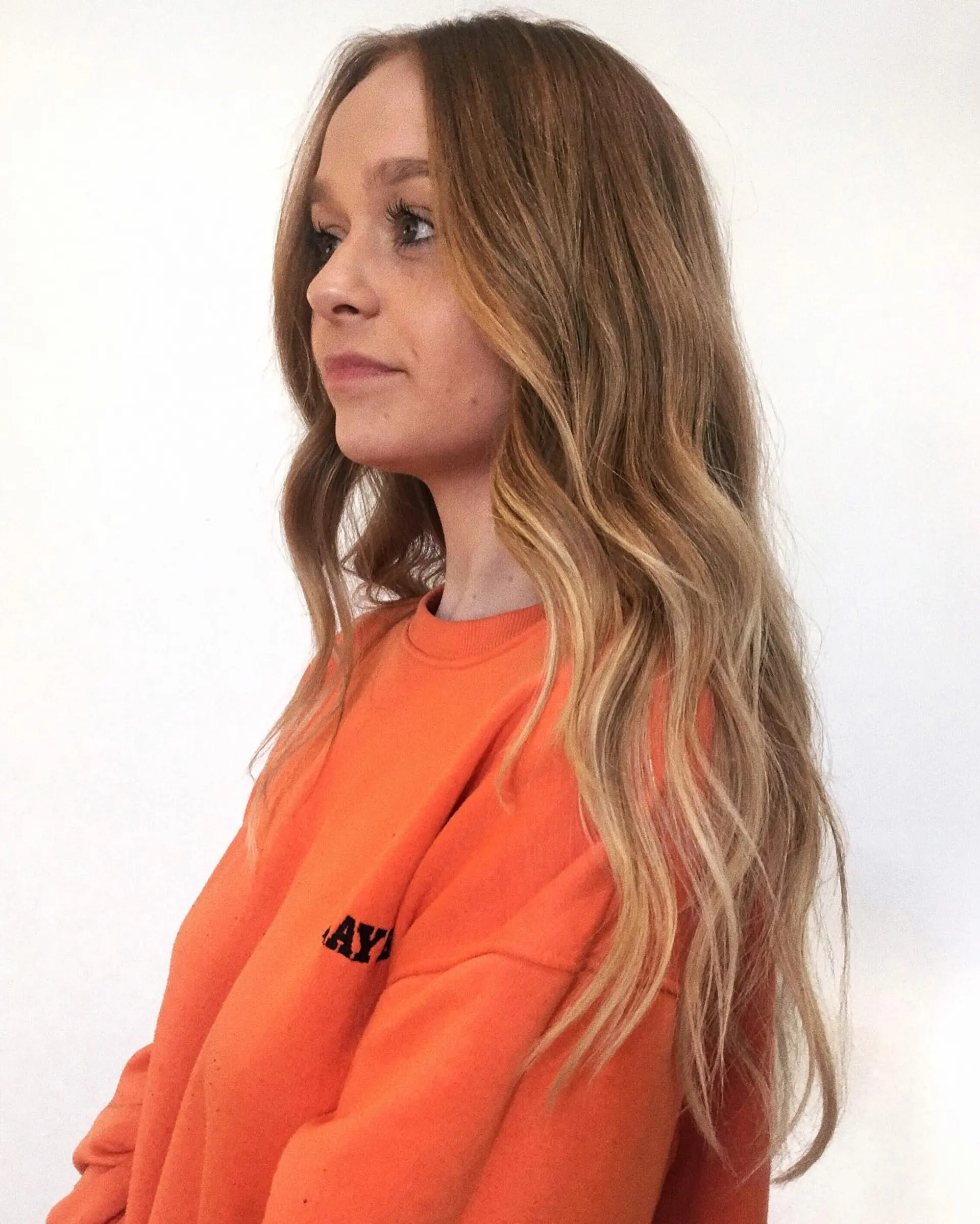 Long wavy hair with razor-cut layers and dimensional blonde hairpainting. 1