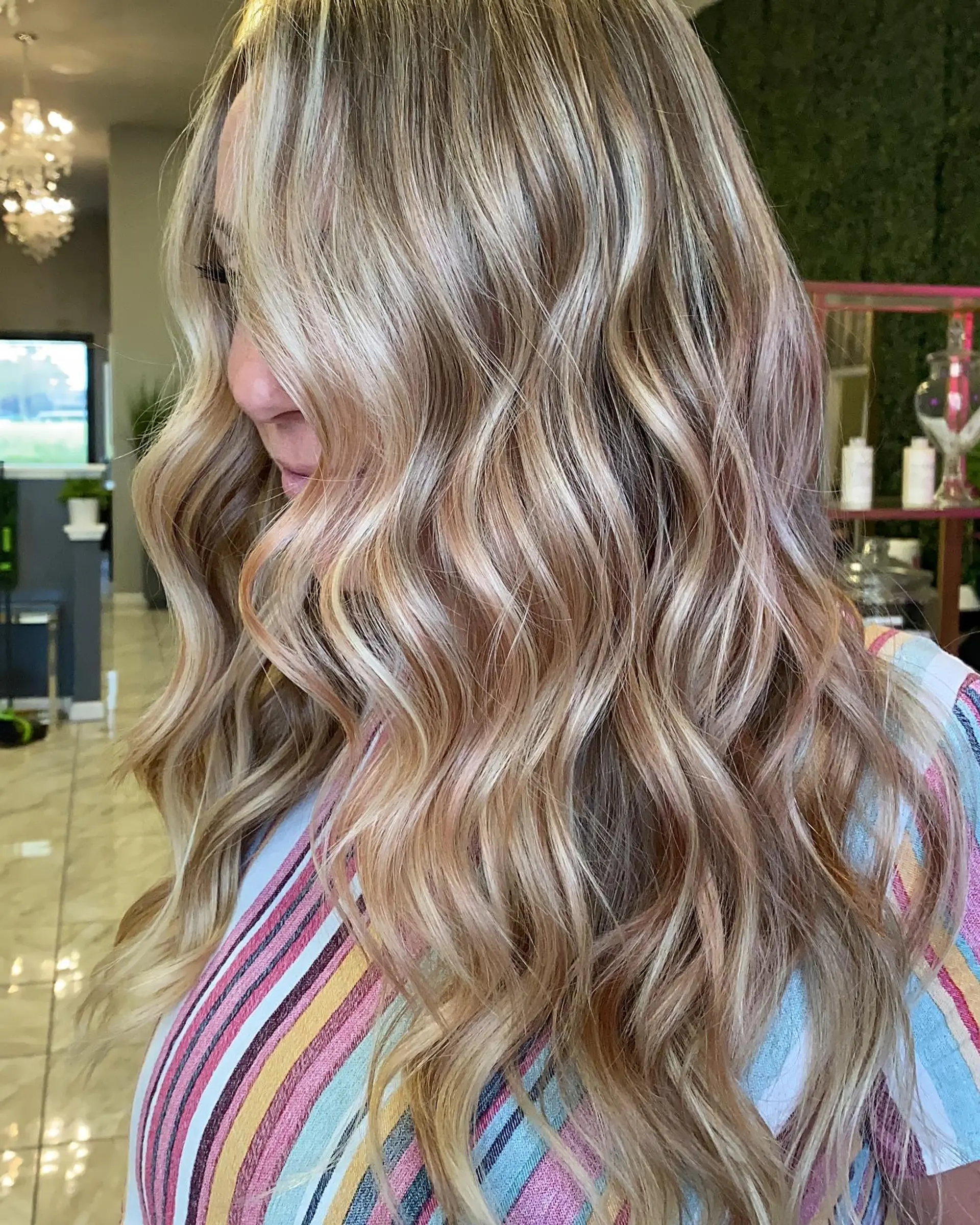 Long wavy bronde balayage with beach waves for an effortlessly chic style. 1