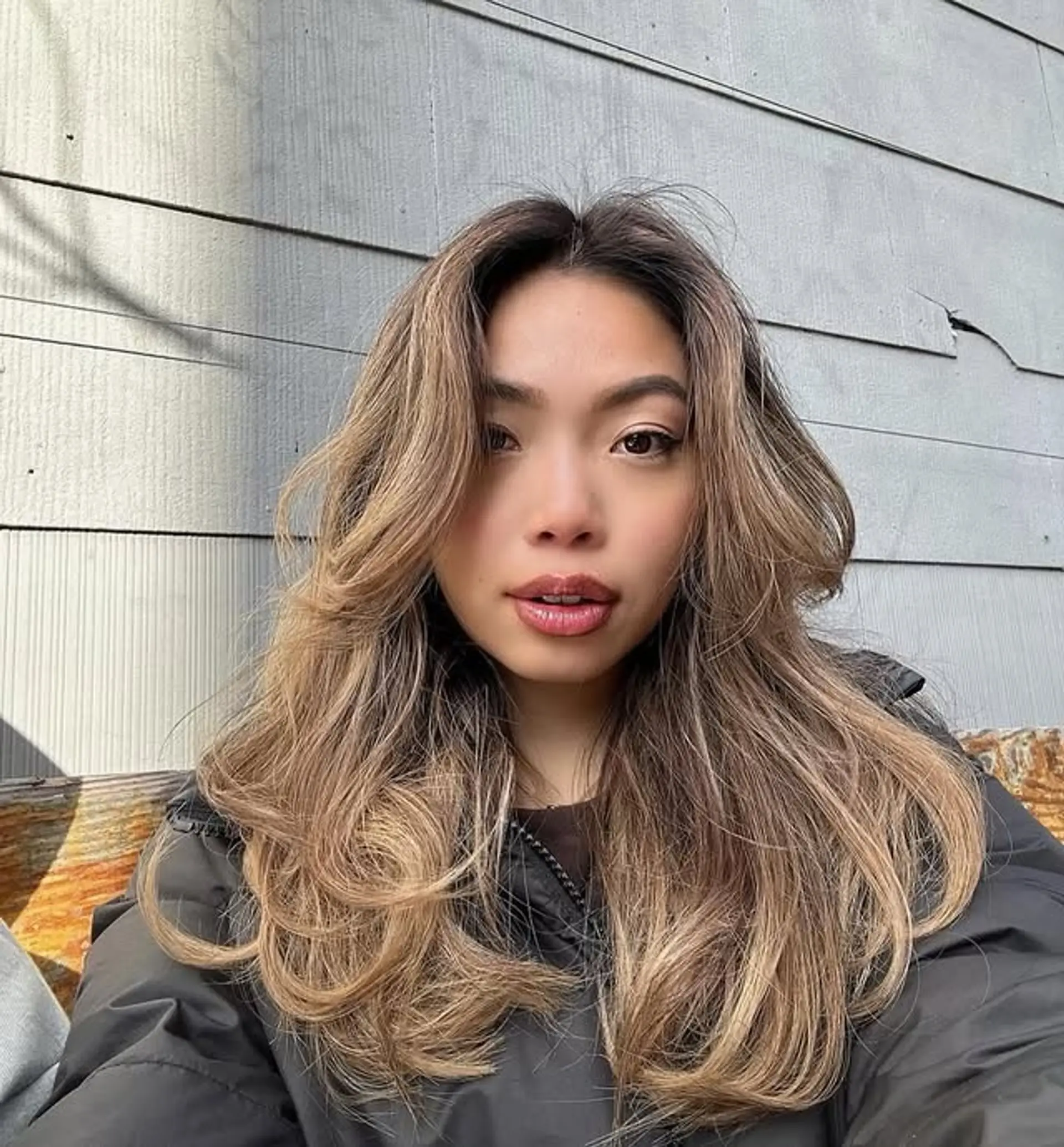 Long wavy hairstyle with face-framing layers and bronde balayage. 1