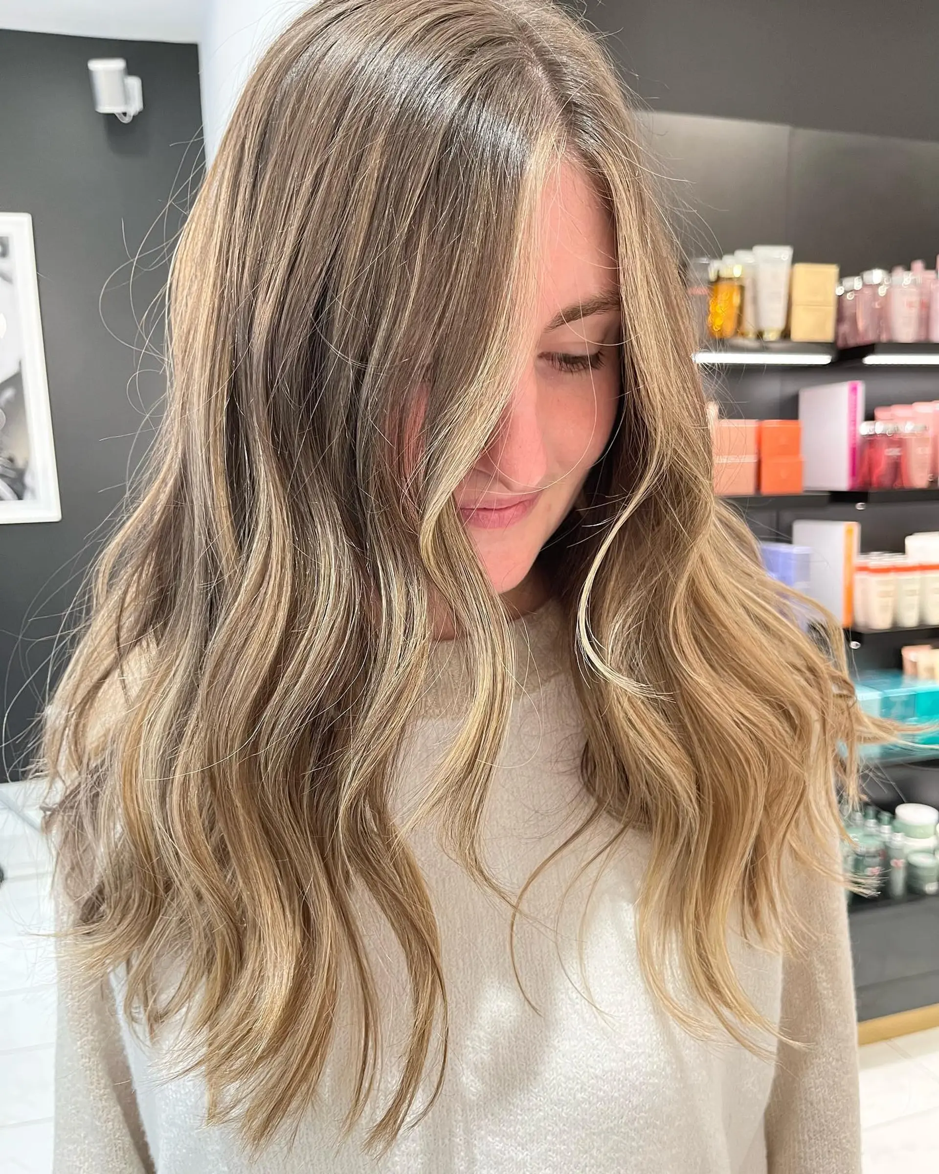 A long, wavy bronde balayage with subtle highlights and a beachy wave finish. 1