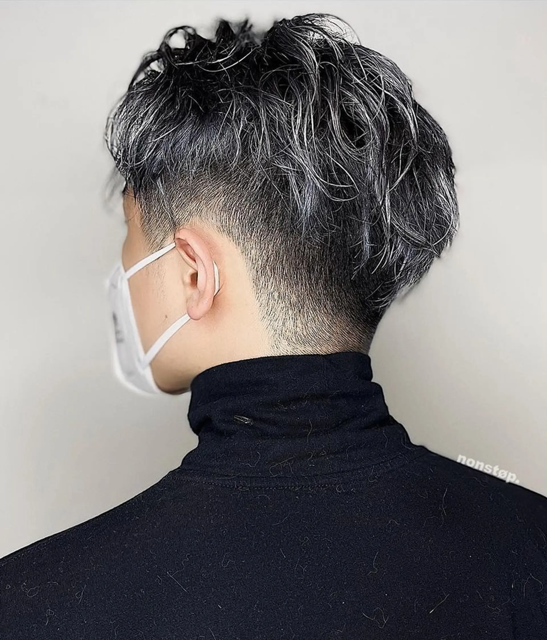 Medium-length, wavy hair with a two-tone black and silver color scheme, featuring a clean fade on the back and sides, and a textured, wavy top. 🦨 Men’s Balayage by KELVIN 1