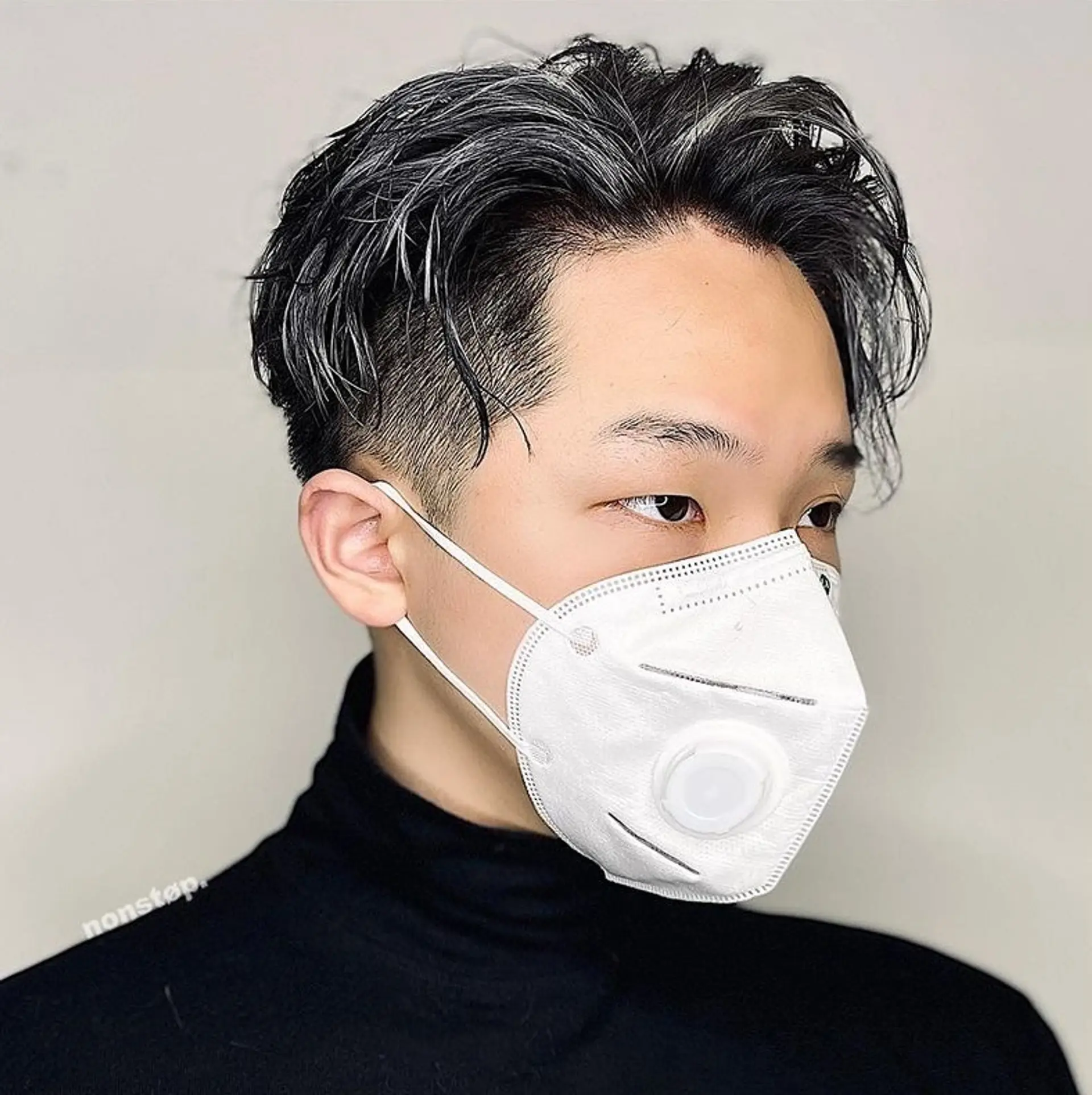 Medium-length, wavy hair with a two-tone black and silver color scheme, featuring a clean fade on the back and sides, and a textured, wavy top. 🦨 Men’s Balayage by KELVIN 2