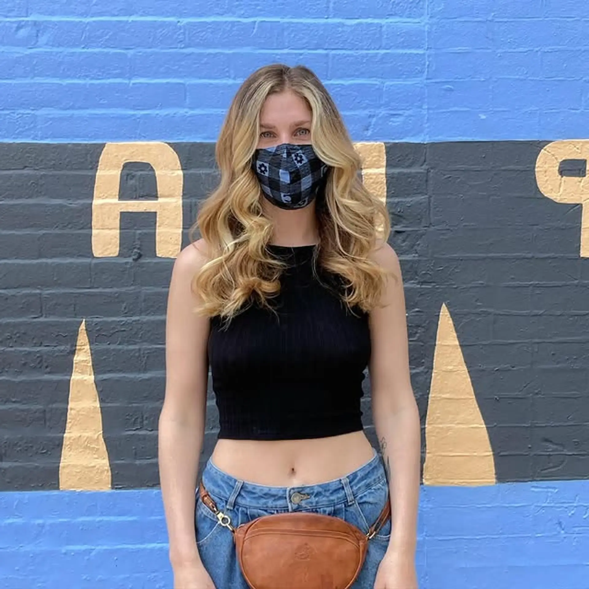 A medium-length, wavy hairstyle with soft, beachy waves, perfect for a relaxed and stylish look. 1