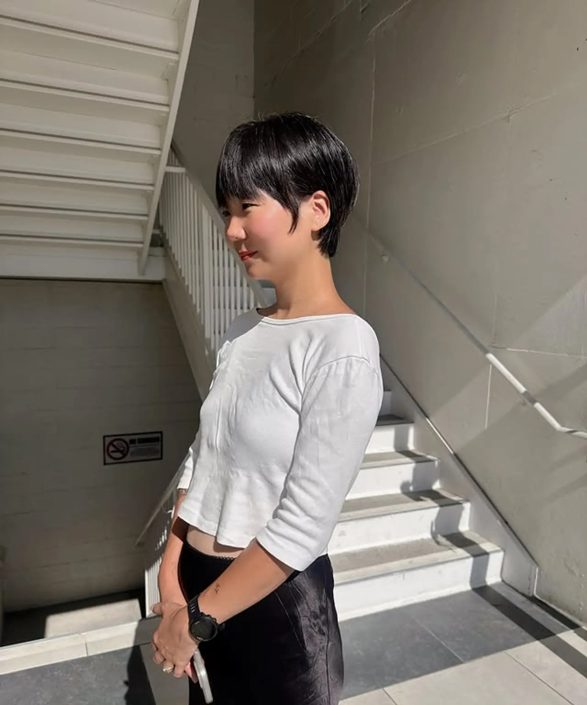 A short pixie bob with blunt bangs. 1