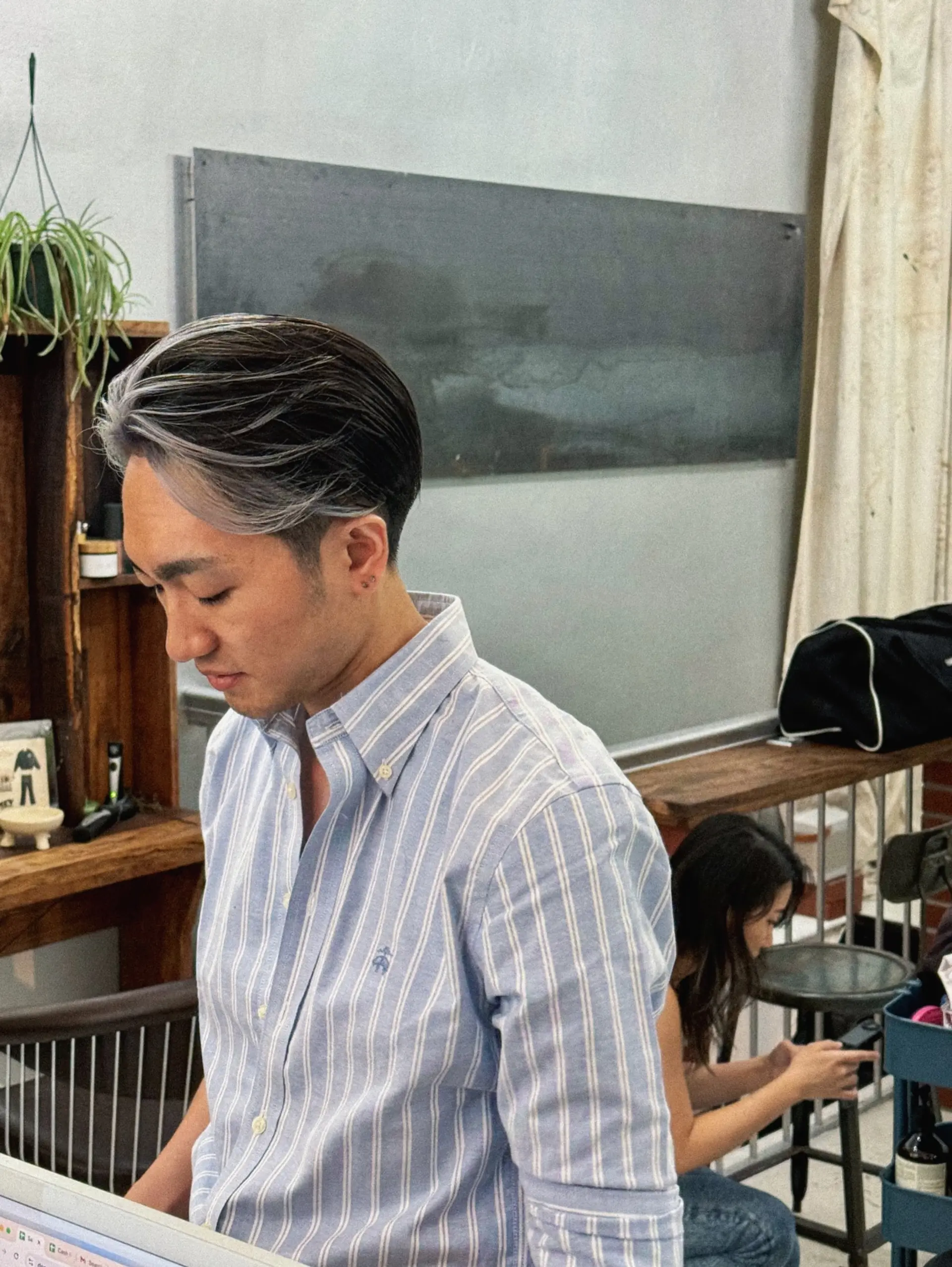 Textured undercut with contrasting highlights. 2