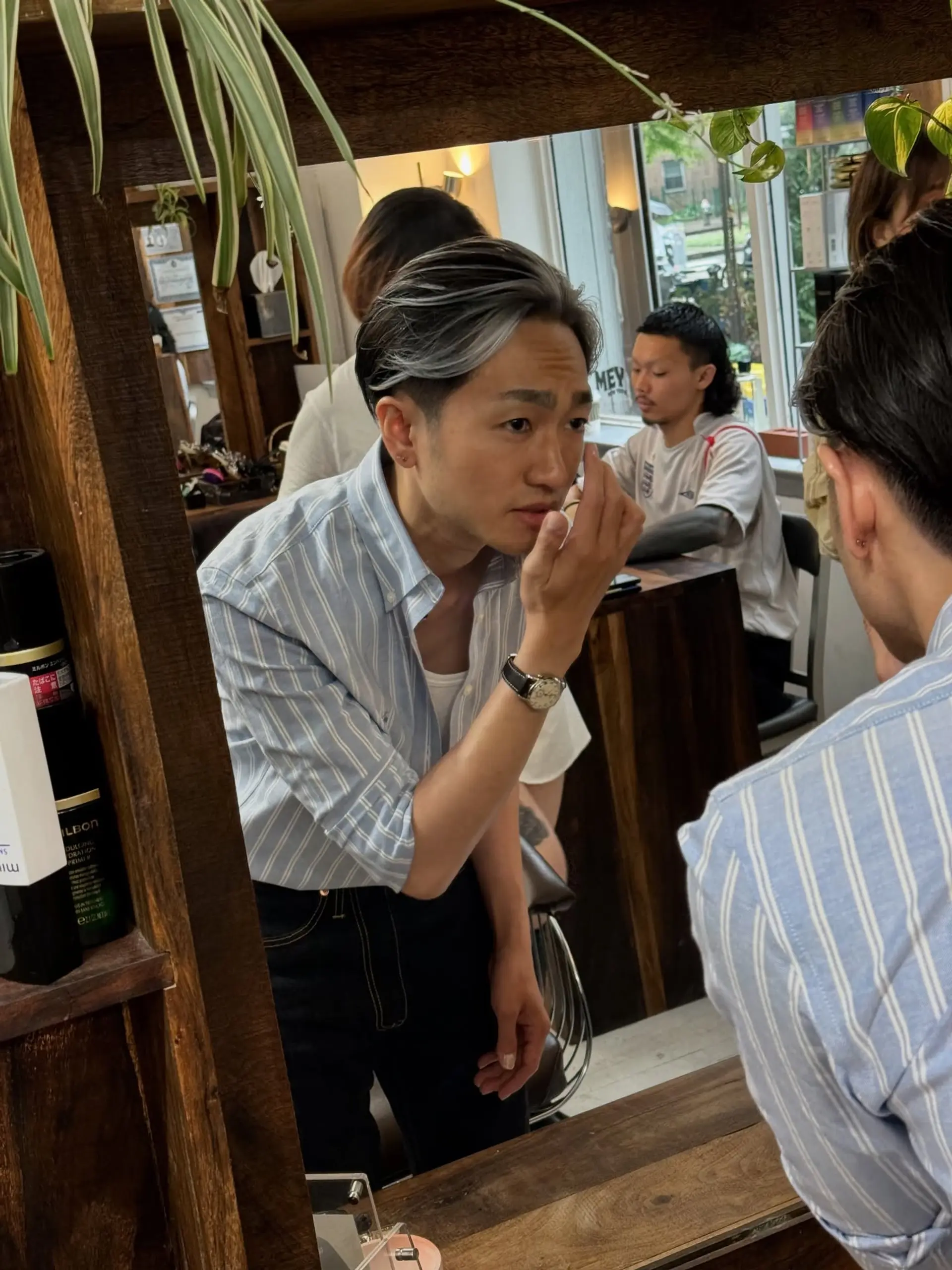 Textured undercut with contrasting highlights. 3