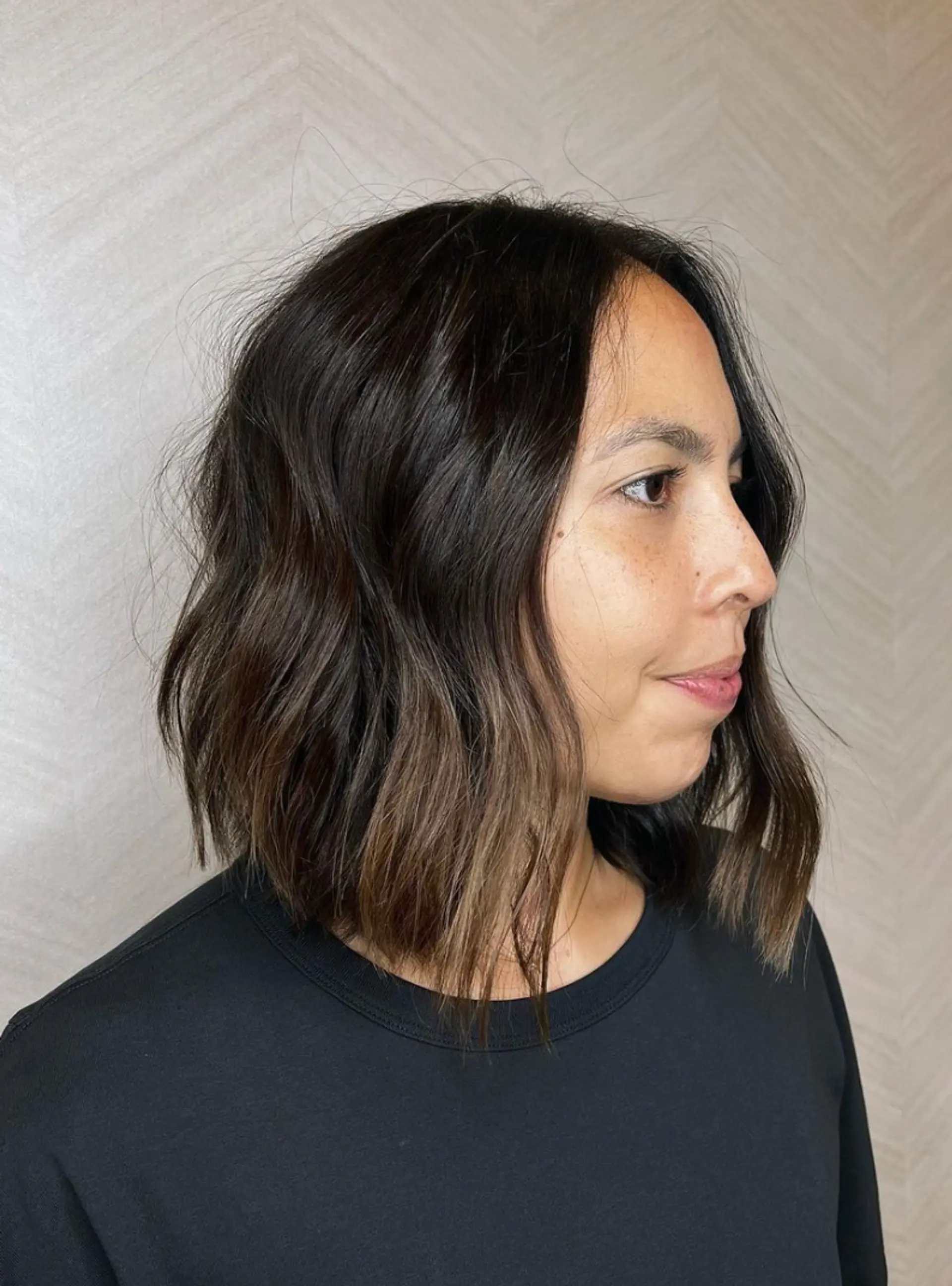 Medium-length chic wavy bob with dark brown hair and subtle highlights. Loose, natural waves with a side part and face-framing layers.

Cut and style by @juliamannino_hair
 1