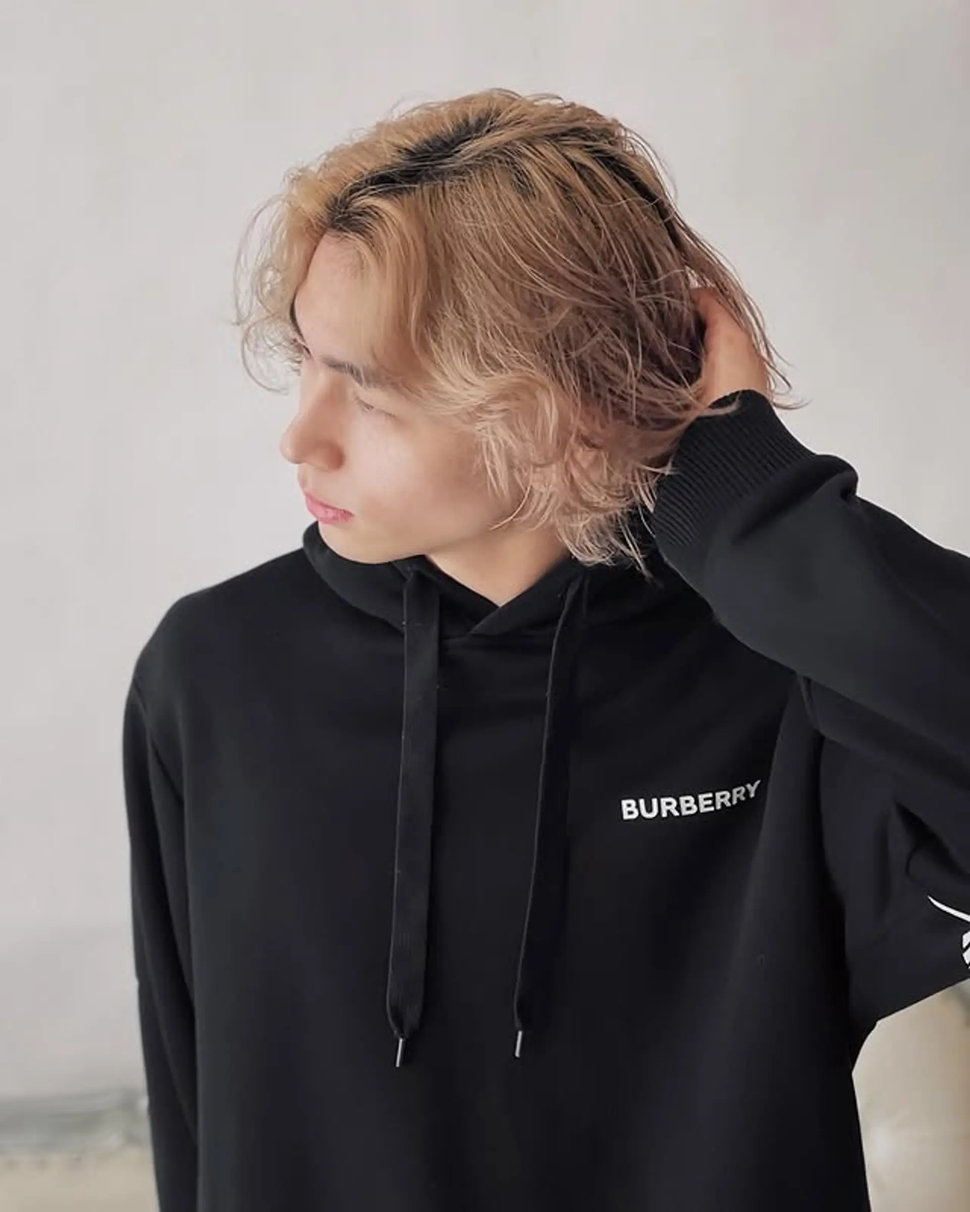 Medium length wavy hair with blonde highlights and dark roots. 1