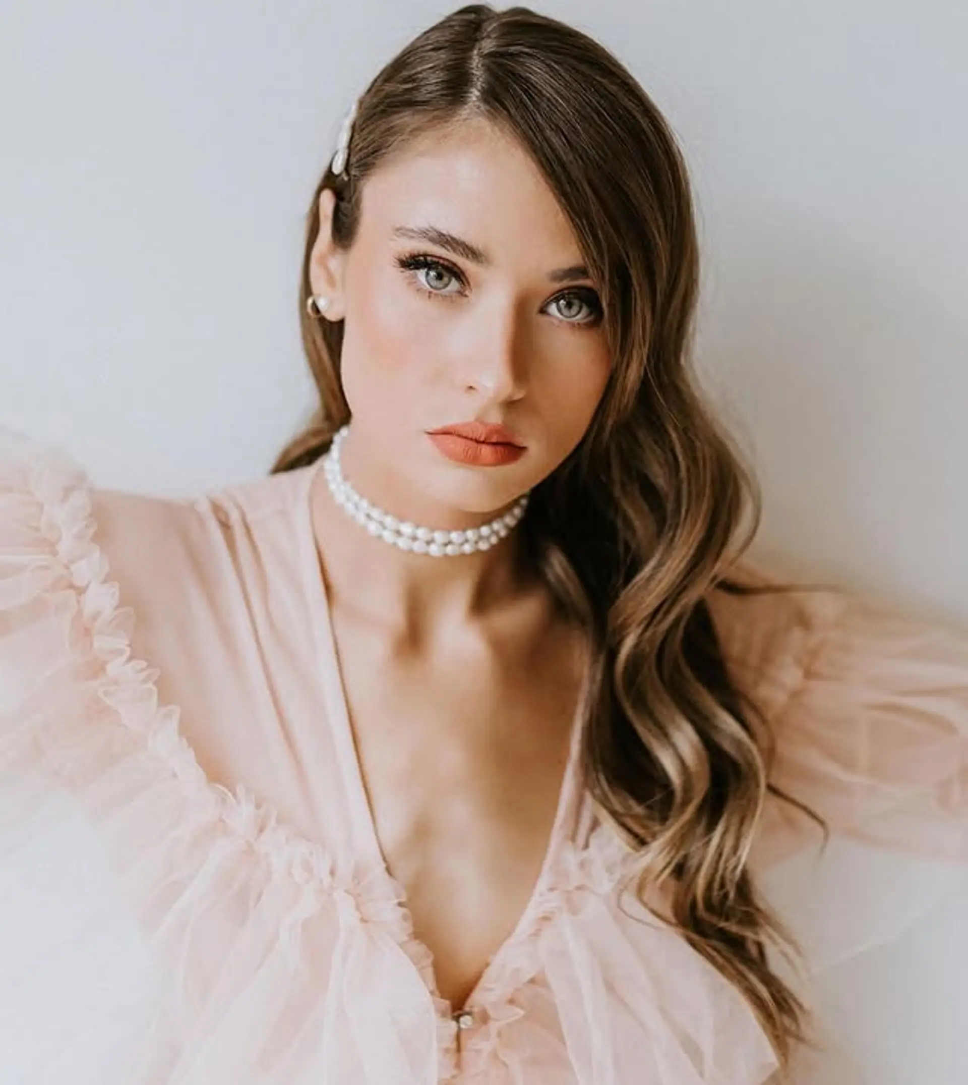 Long, soft waves with a bronde balayage or ombre effect. 1