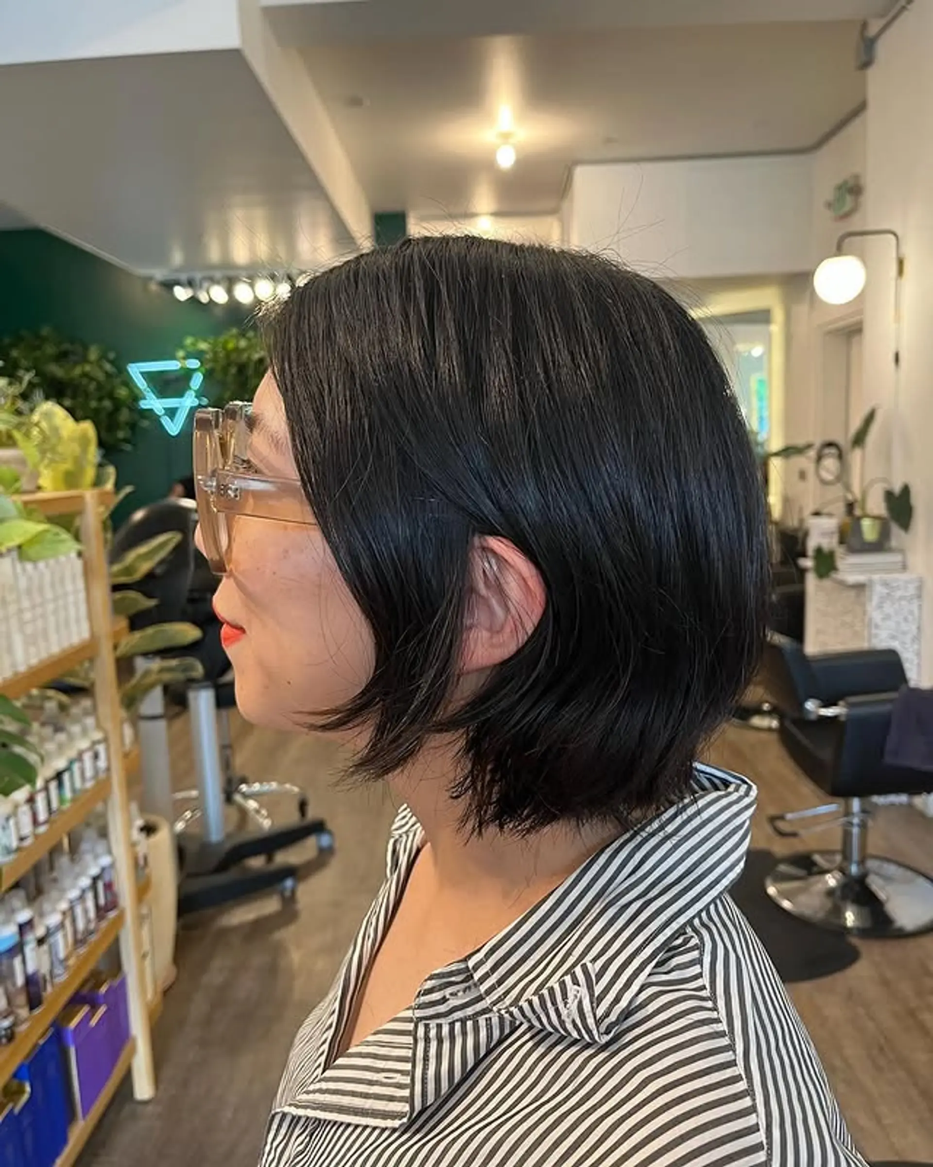 A sleek, chin-length bob cut. 1