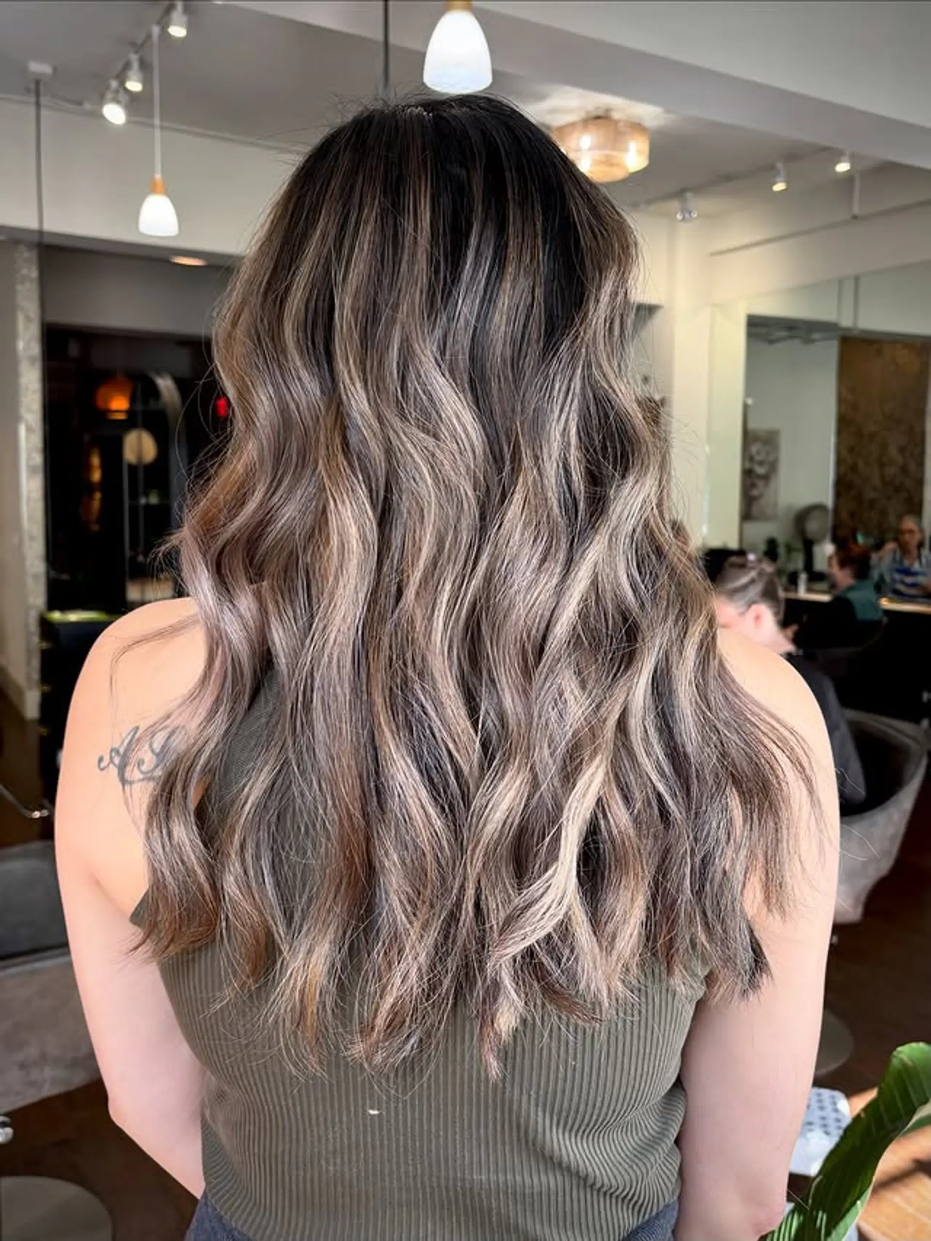 Long wavy hair with a bronde balayage. 1