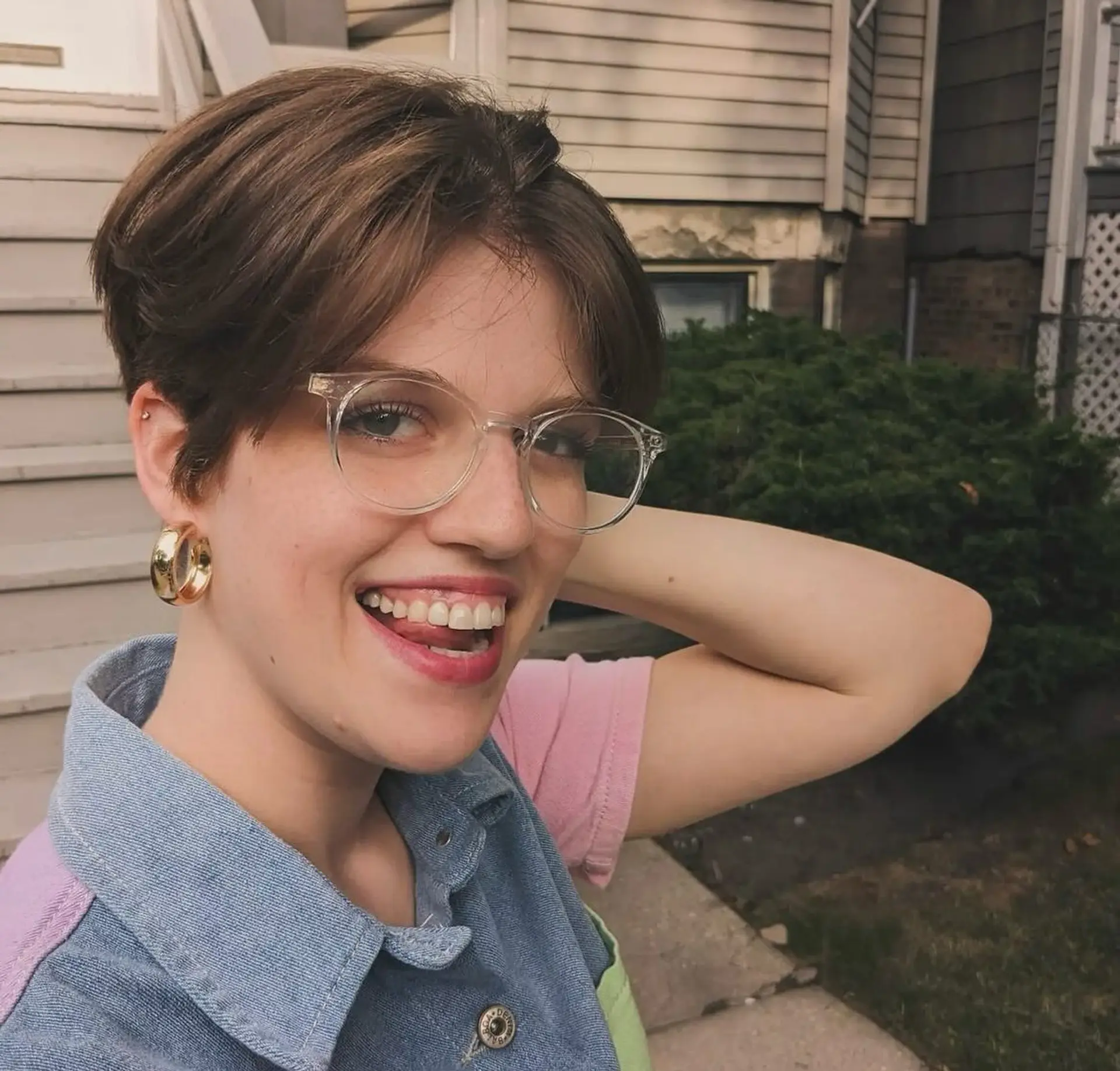 A short, textured pixie cut. 1