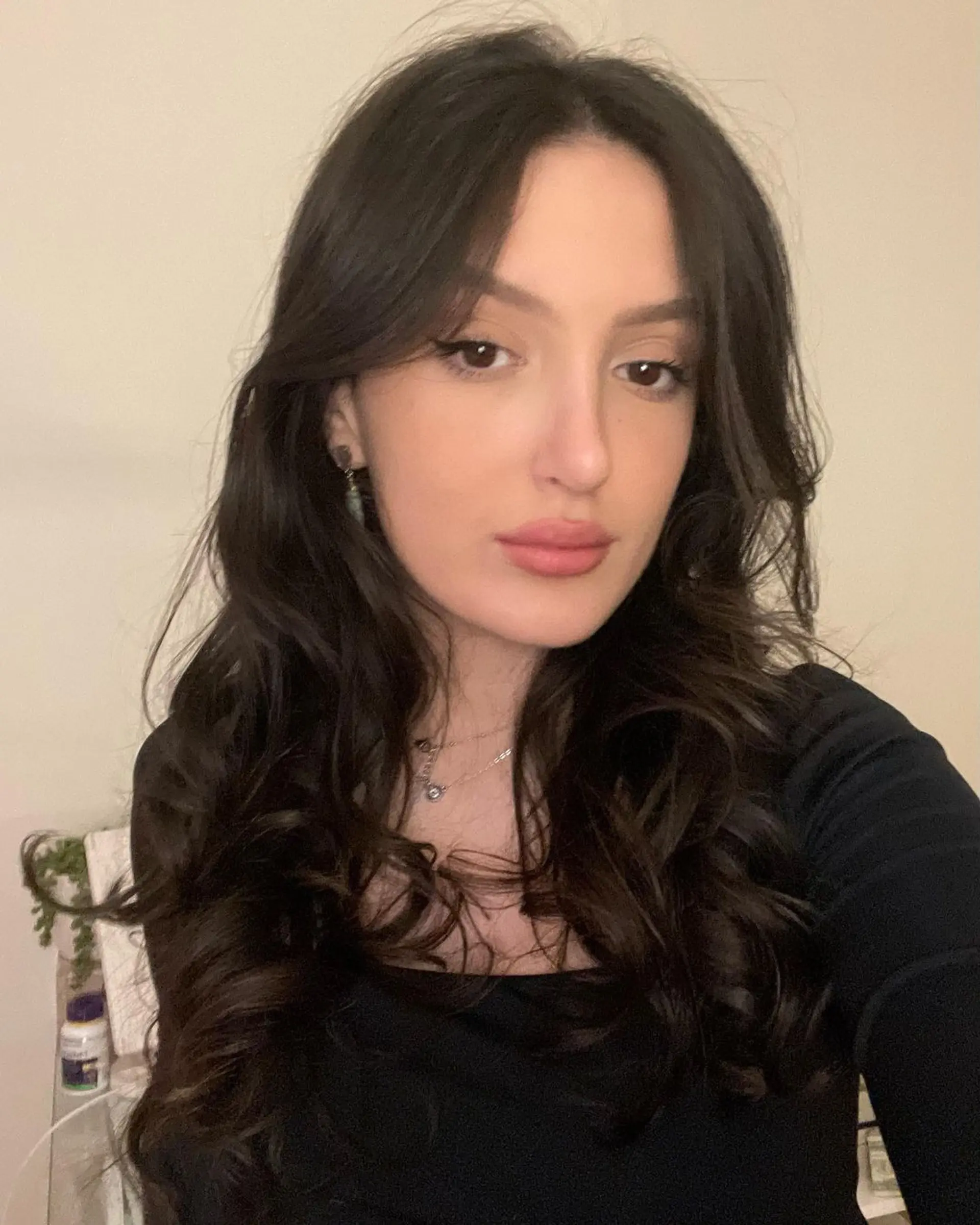 Long, voluminous waves with a natural sheen and subtle layering. 3