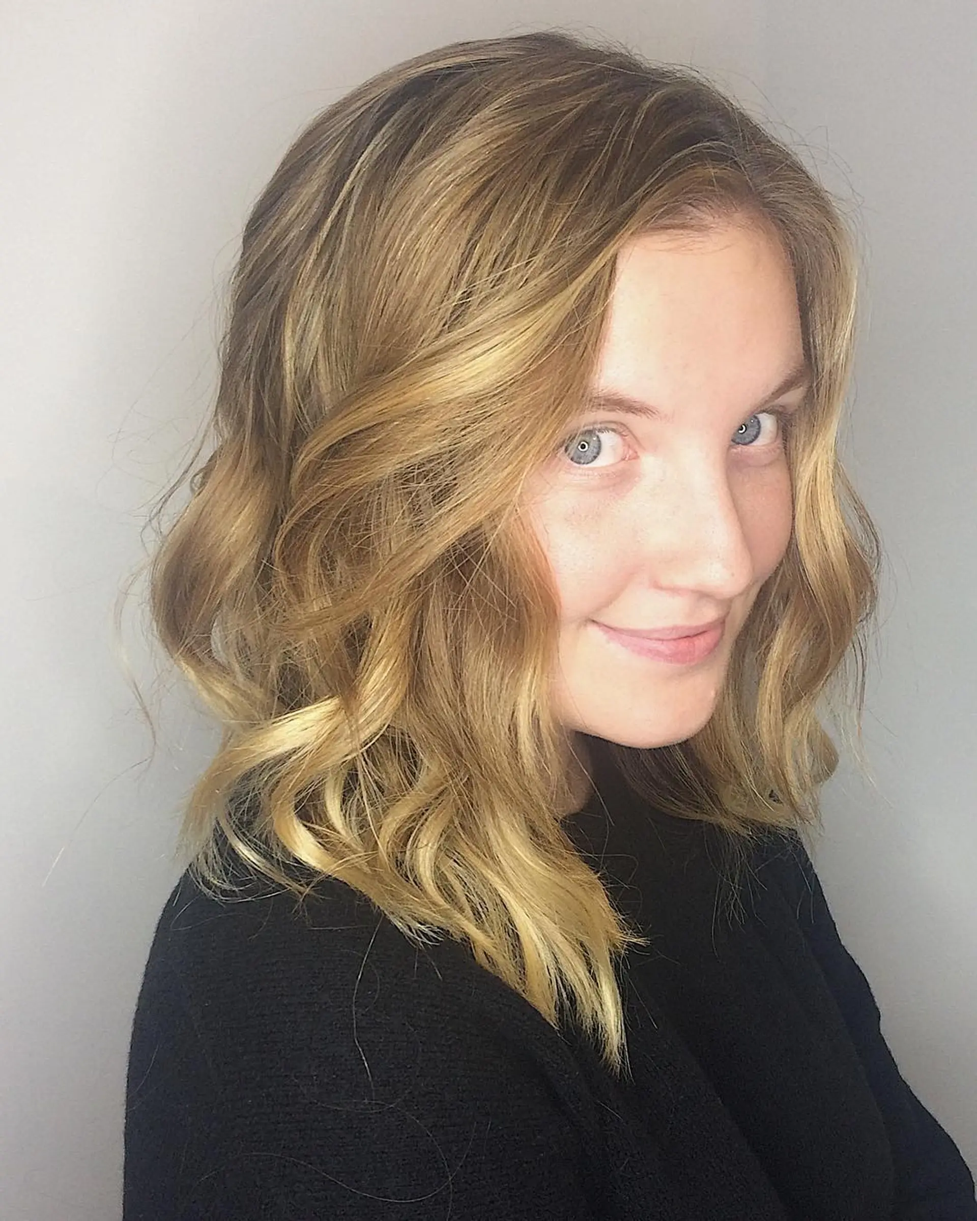 A medium-length lob with loose, beachy waves. 1