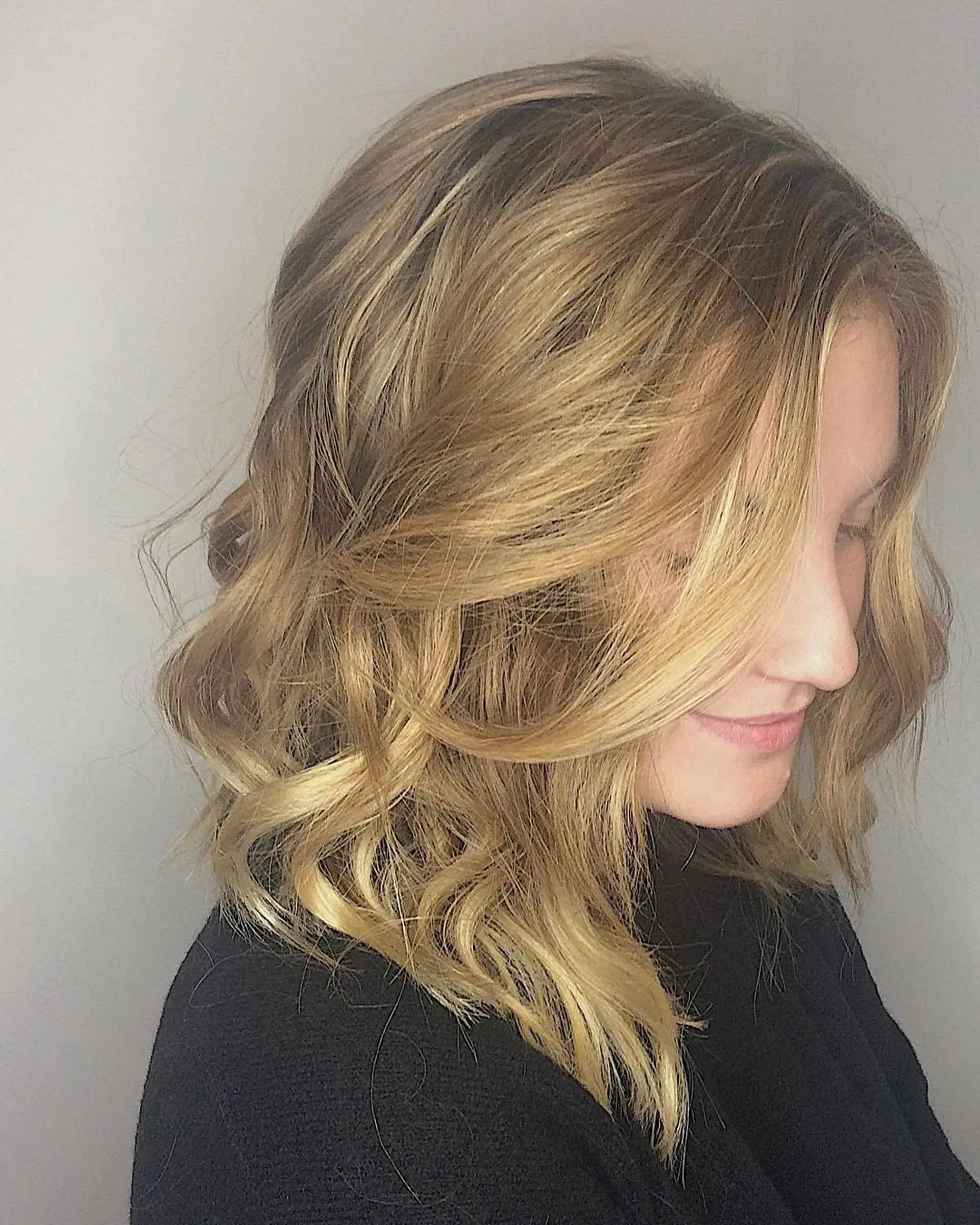 A medium-length lob with loose, beachy waves. 2
