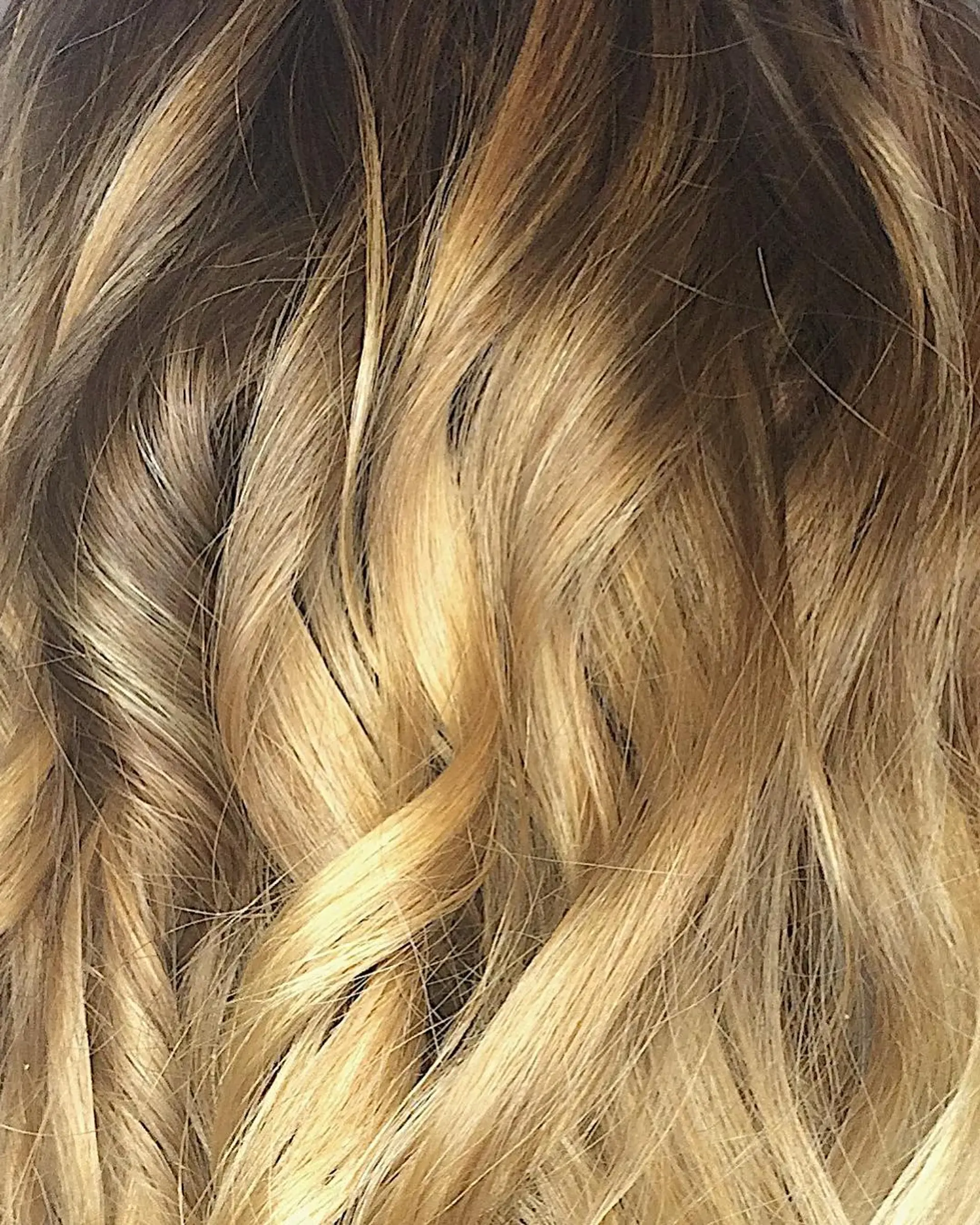 A medium-length lob with loose, beachy waves. 3
