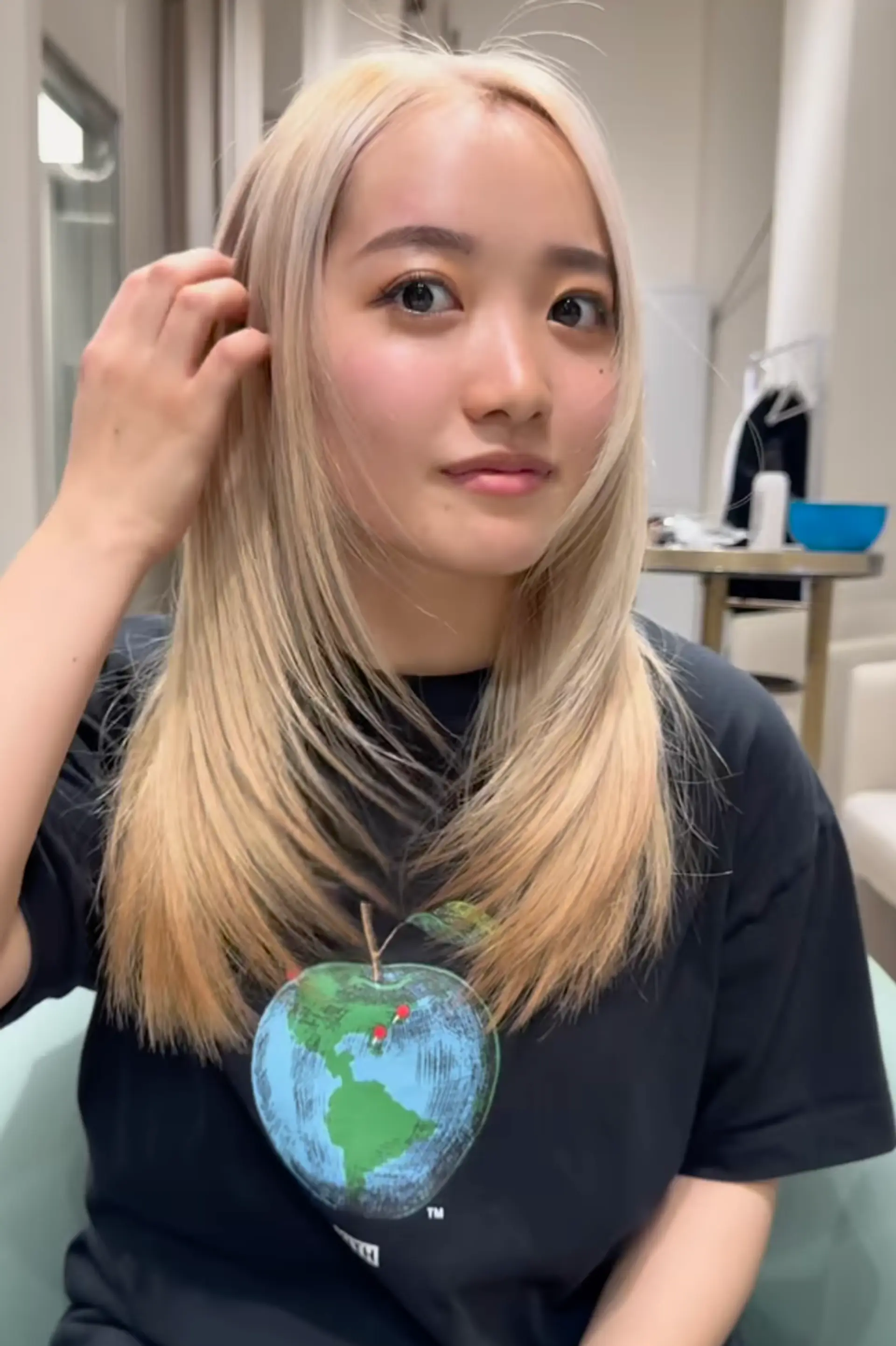 A long, straight hairstyle with blonde and platinum hues. Features a center part with layered, feathered ends for a smooth and polished look.

Stylist: @masaki.newyork 1