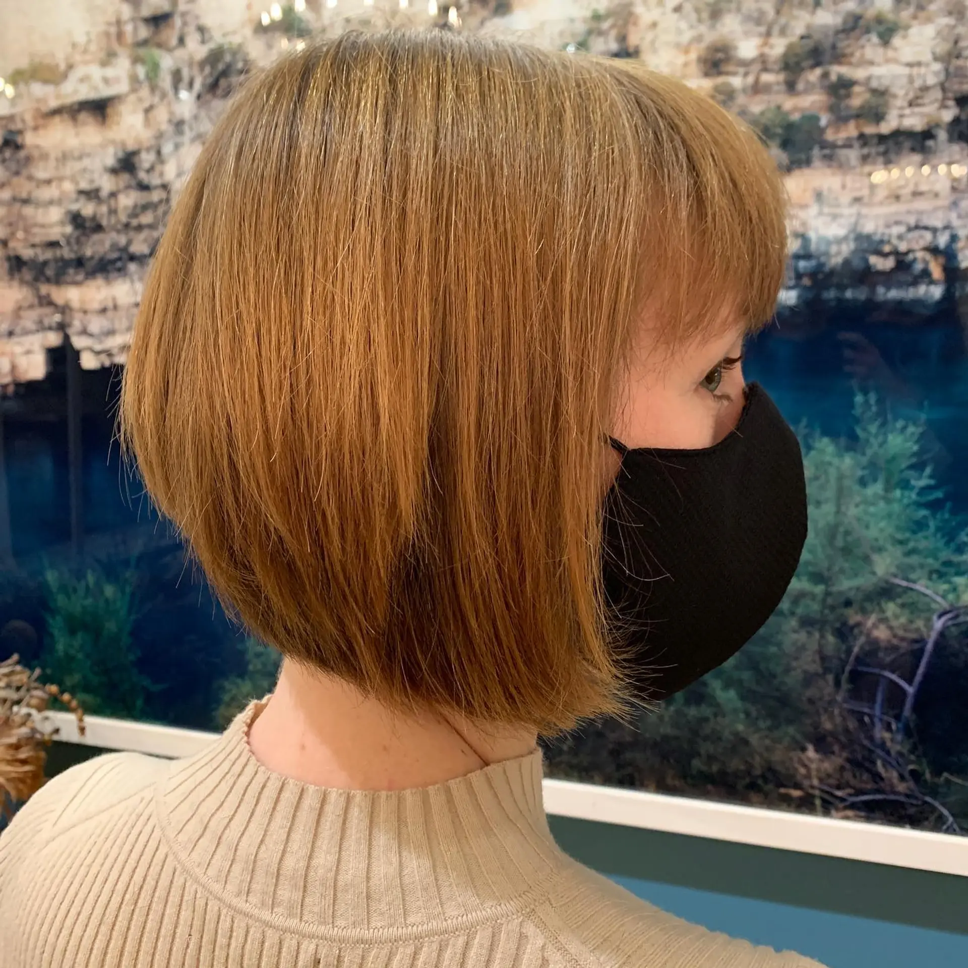 A classic chin-length bob, precisely cut for a sophisticated and easy-to-manage style. 1