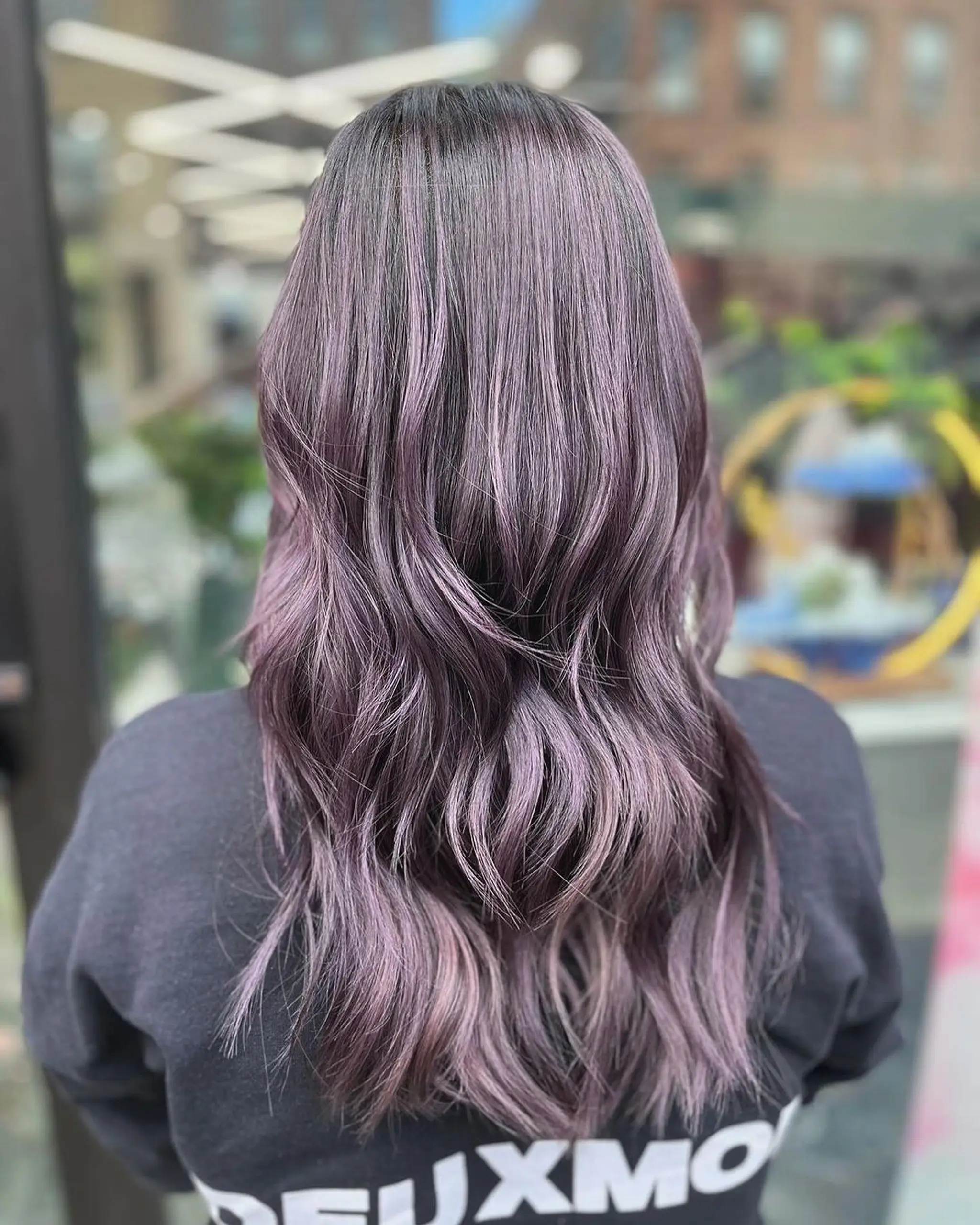 Long, wavy hair with soft waves, colored in lilac, purple, and gray pastel hues, with a shiny finish and middle parting.
Stylist - @xcellent_jason