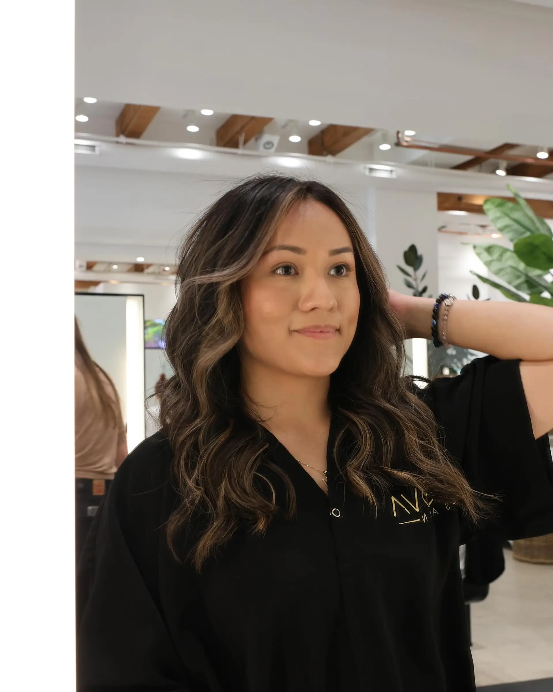 A medium-length wavy hairstyle with a blended bronzed balayage. 1