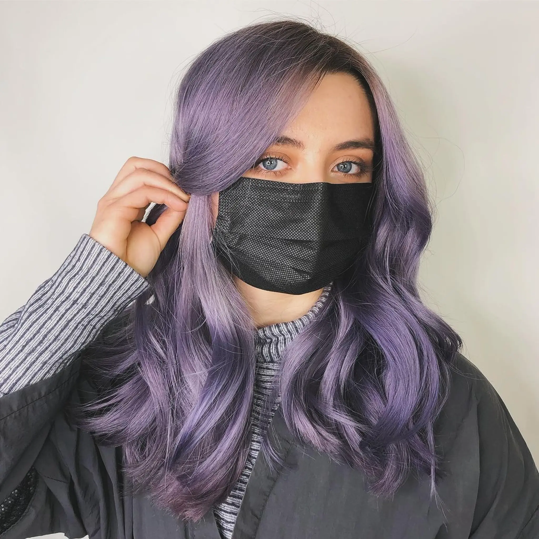 Long, wavy hair dyed lavender and purple with a middle part and soft waves that frame the face.
Stylist - @xcellent_jason