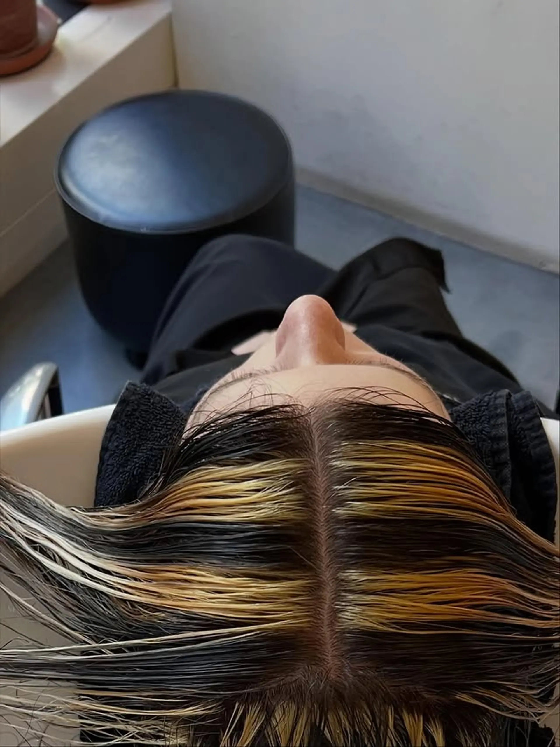 A money piece highlighting technique featuring blonde highlights framing the face. 1