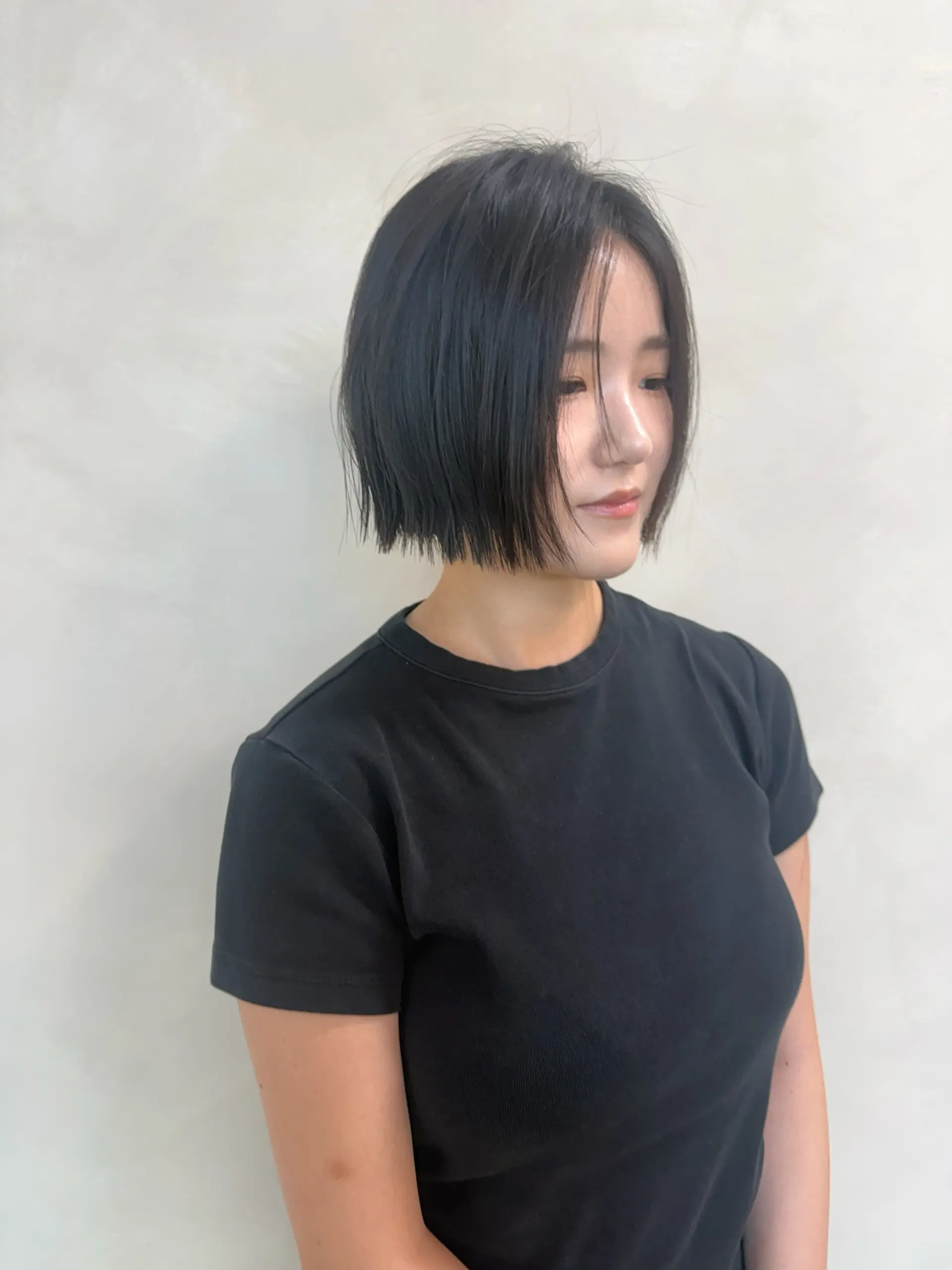 A straight chin-length bob featuring soft blunt ends and delicate, wispy face-framing pieces. 1