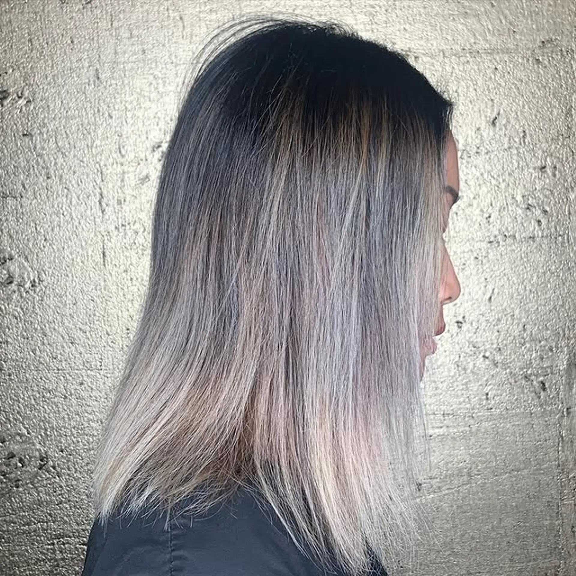 A sleek, straight lob with a captivating ombre color effect. 1