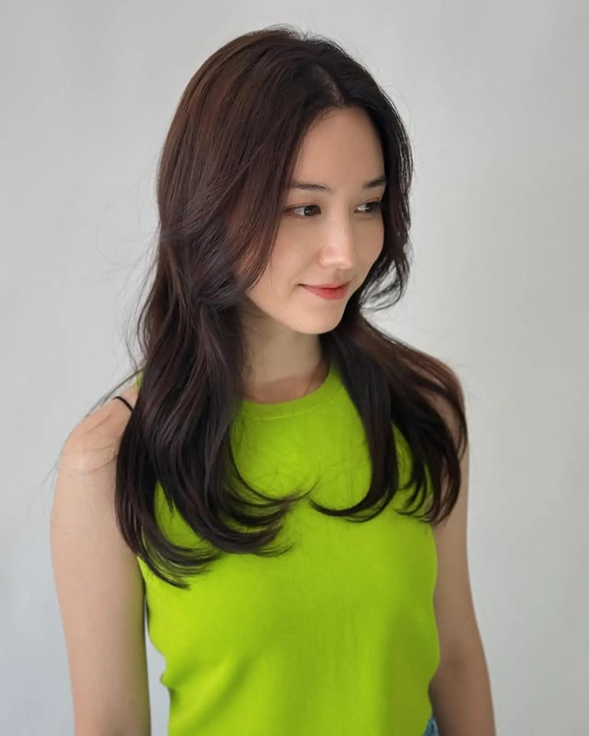 Long wavy hair with face-framing layers. 1