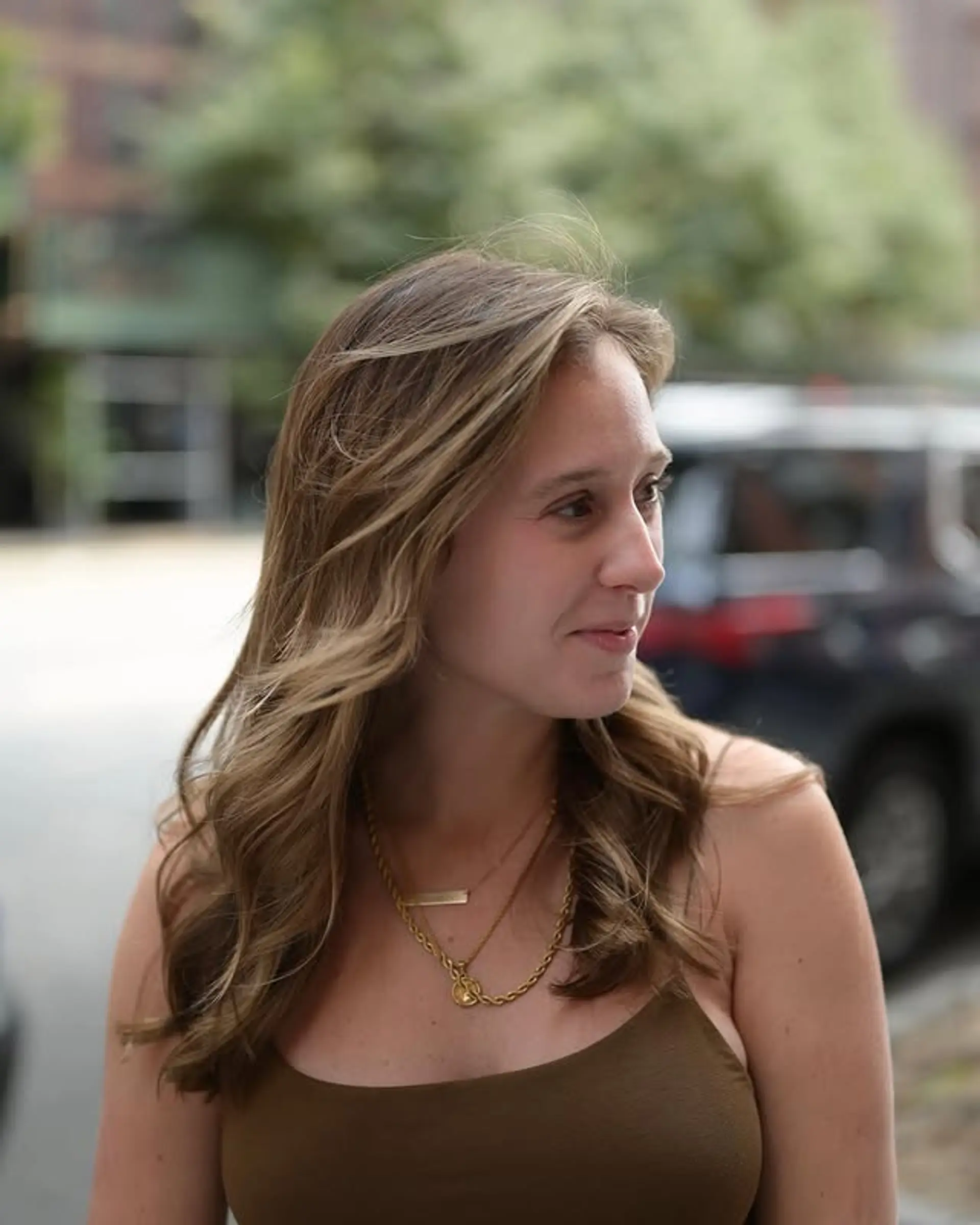 A wavy, shoulder-length hairstyle with a bronde balayage color, creating a natural and sun-kissed look. 1