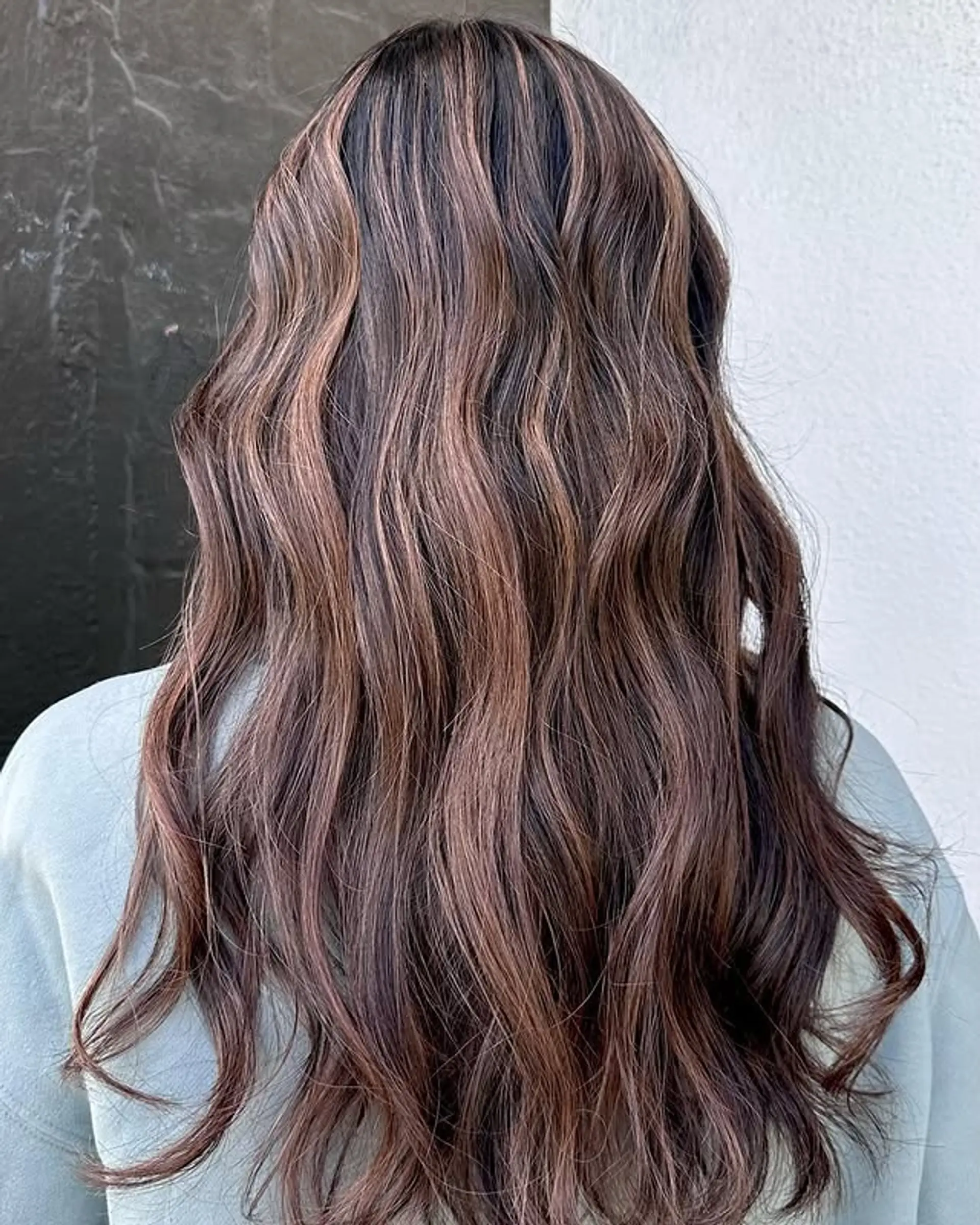 Long wavy hair with highlights and layers. 1