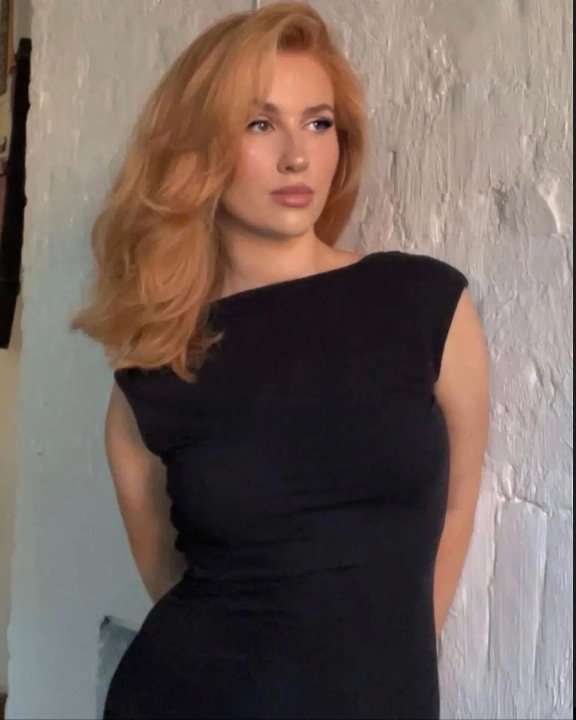 ROOT: 9/43 illumina
ENDS: 9/43 with quarter of 7/43
WASH: 9AA Shades EQ

Although Ann-Margret is the patron goddess of this hair color, i would be remiss if i did not give mention to Blake Lively who really left a dent in this ol tin can of mine concerning strawberry blondes.
 1