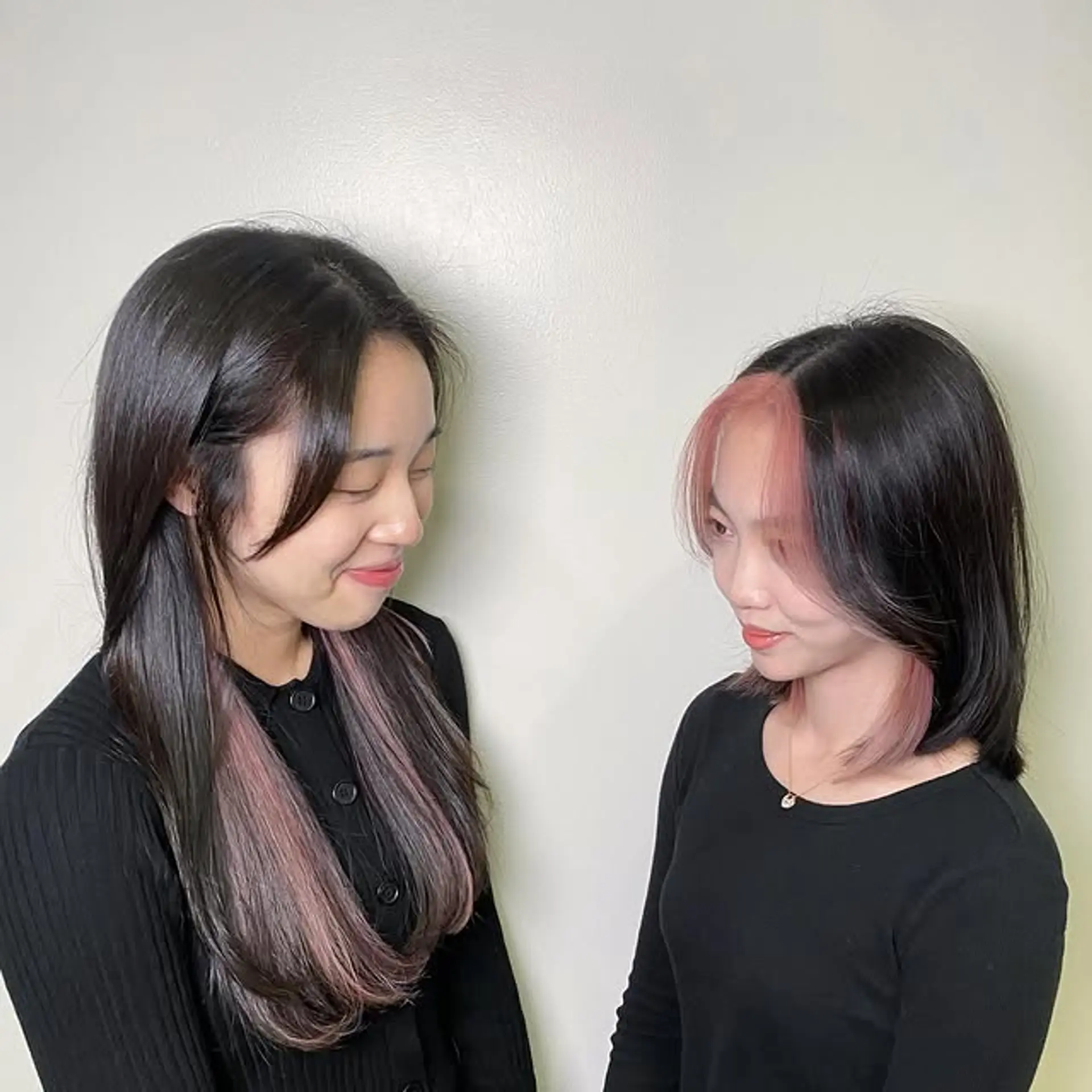 This hairstyle features face-framing money piece highlights. 1