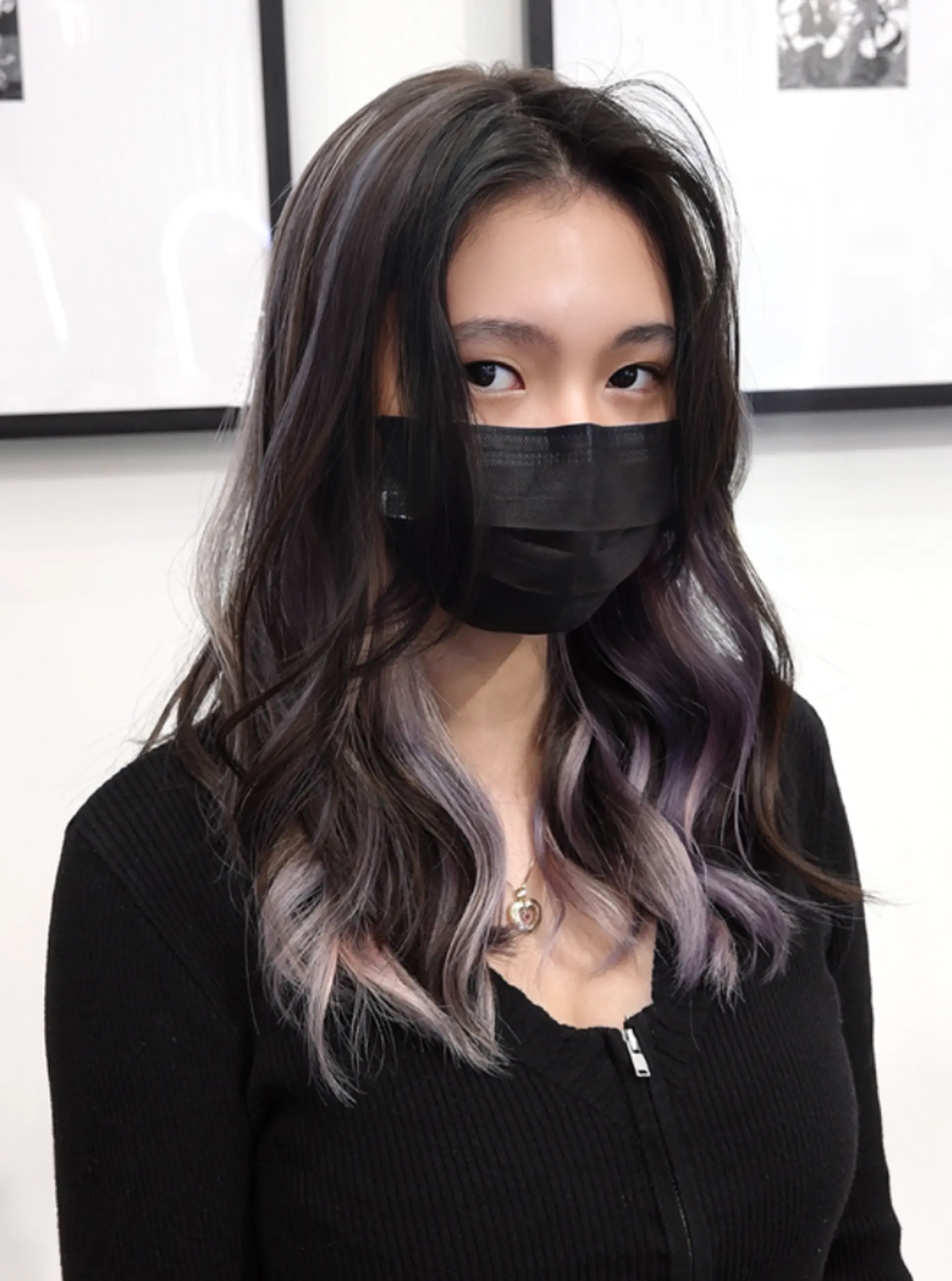 The medium-length hairstyle features a dark brown base with balayage highlights of purple and silver. Styled in loose, wavy layers, it includes face-framing sections that add a soft yet edgy touch.
(NonstopStyle: by Vincent) 1