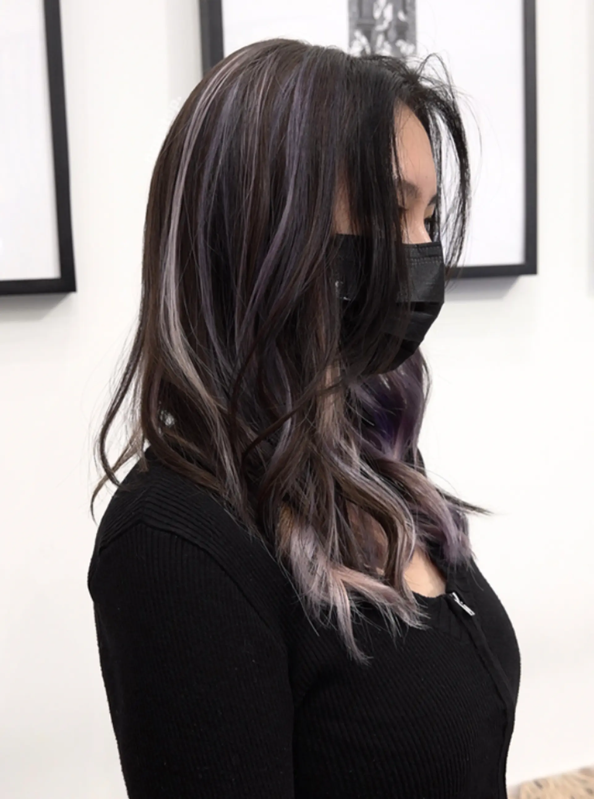 The medium-length hairstyle features a dark brown base with balayage highlights of purple and silver. Styled in loose, wavy layers, it includes face-framing sections that add a soft yet edgy touch.
(NonstopStyle: by Vincent) 2