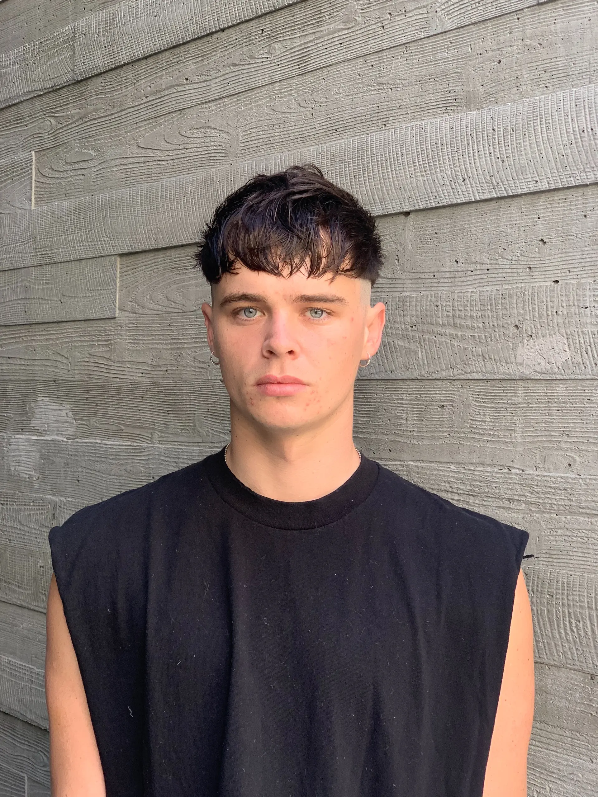A modern textured crop with a piecey, forward-directed fringe paired with clean, closely shaved sides. 1